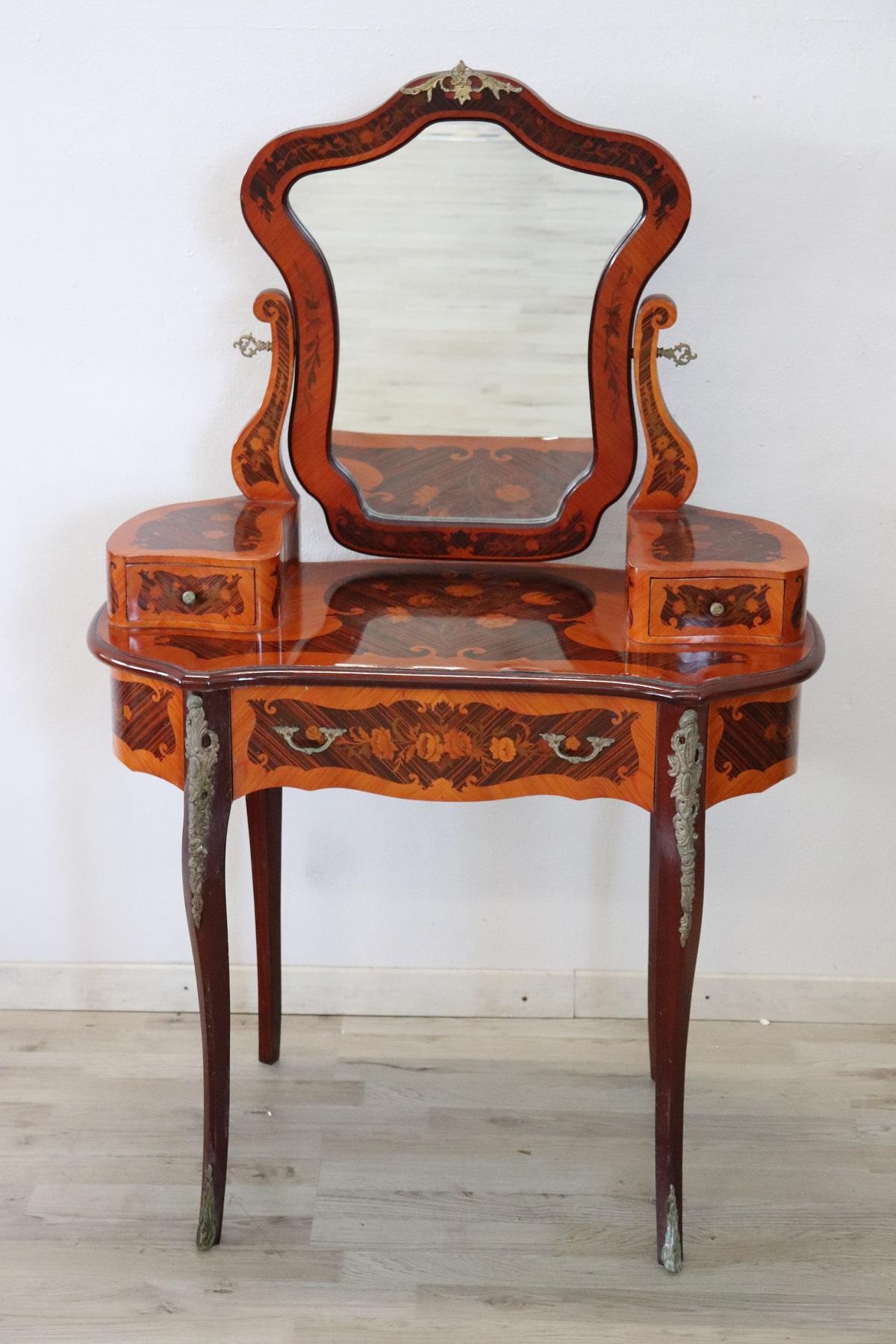 Rare and fine quality Italian Louis XV style 1950s dressing table with stool in inlay wood. The table has a particular legs slender. Fine floral inlay decoration in precious rosewood. The plan and the sides presents an elaborate inlay wood with