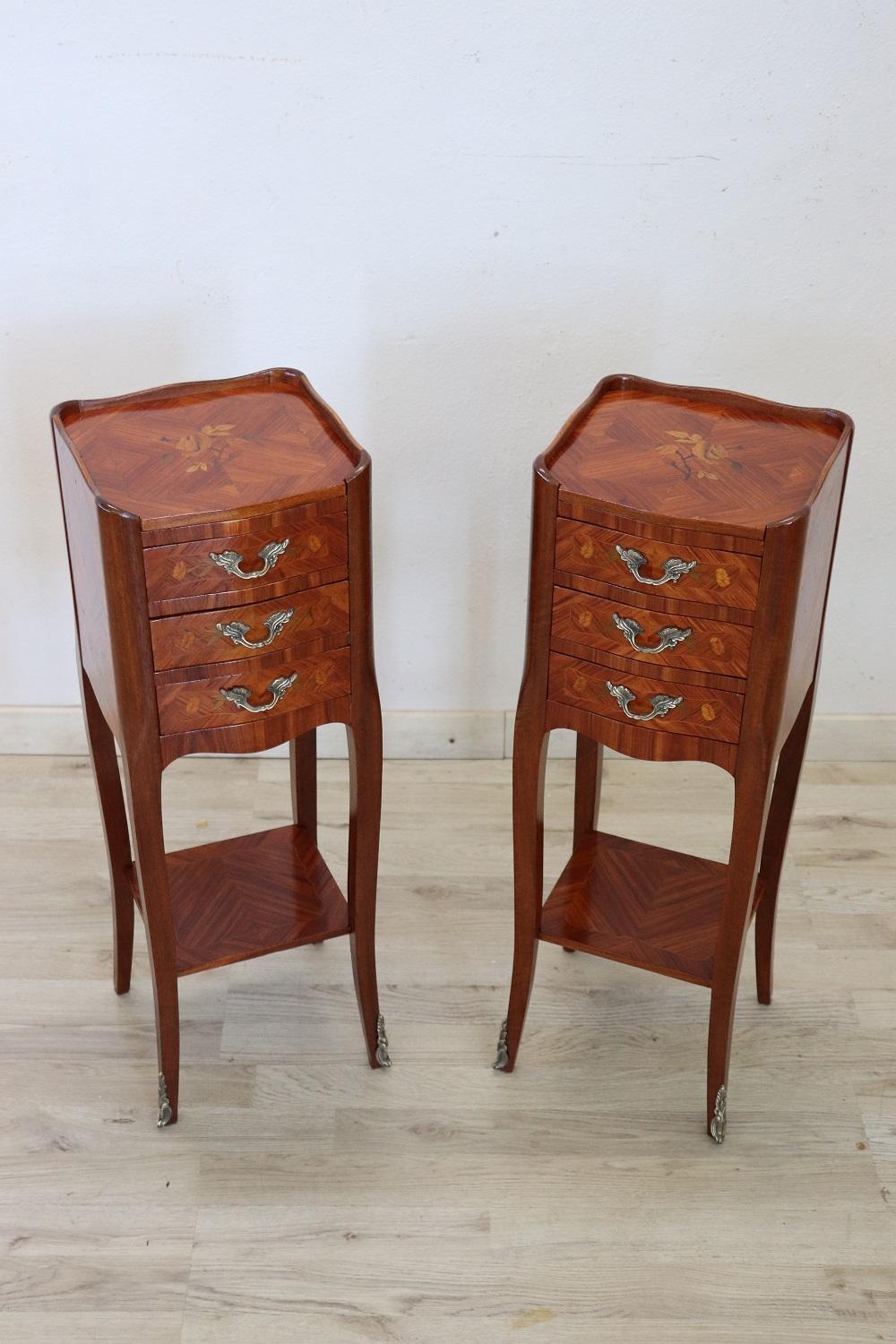 Rare and fine quality Italian Louis XV style 1950s pair of side table or nightstands in inlay wood. The two side tables has a particular bean shape, the legs are long and slender. The decoration is on each side so you can place the tables also in