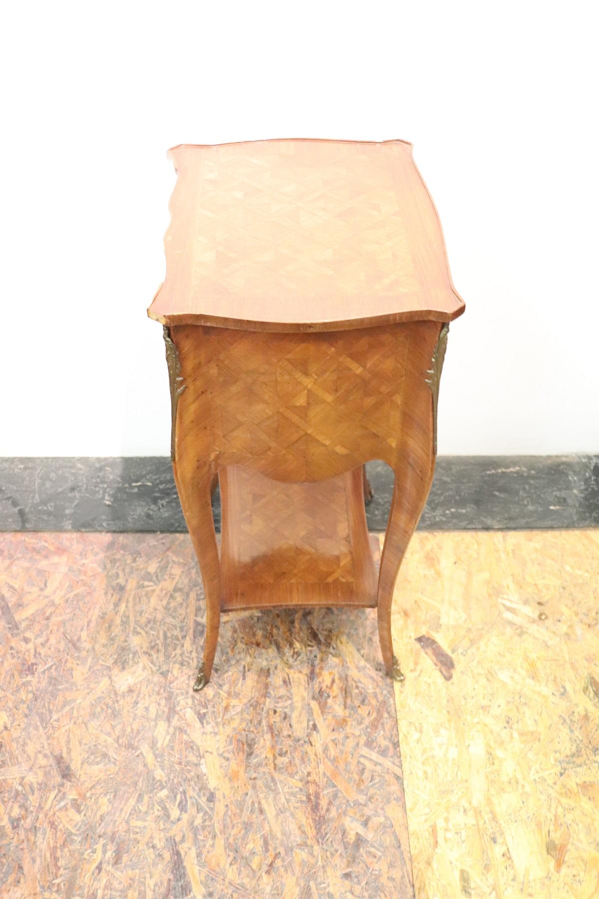 20th Century Italian Louis XV Style Marquetry Wood Side Table or Nightstand (Mitte des 20. Jahrhunderts)