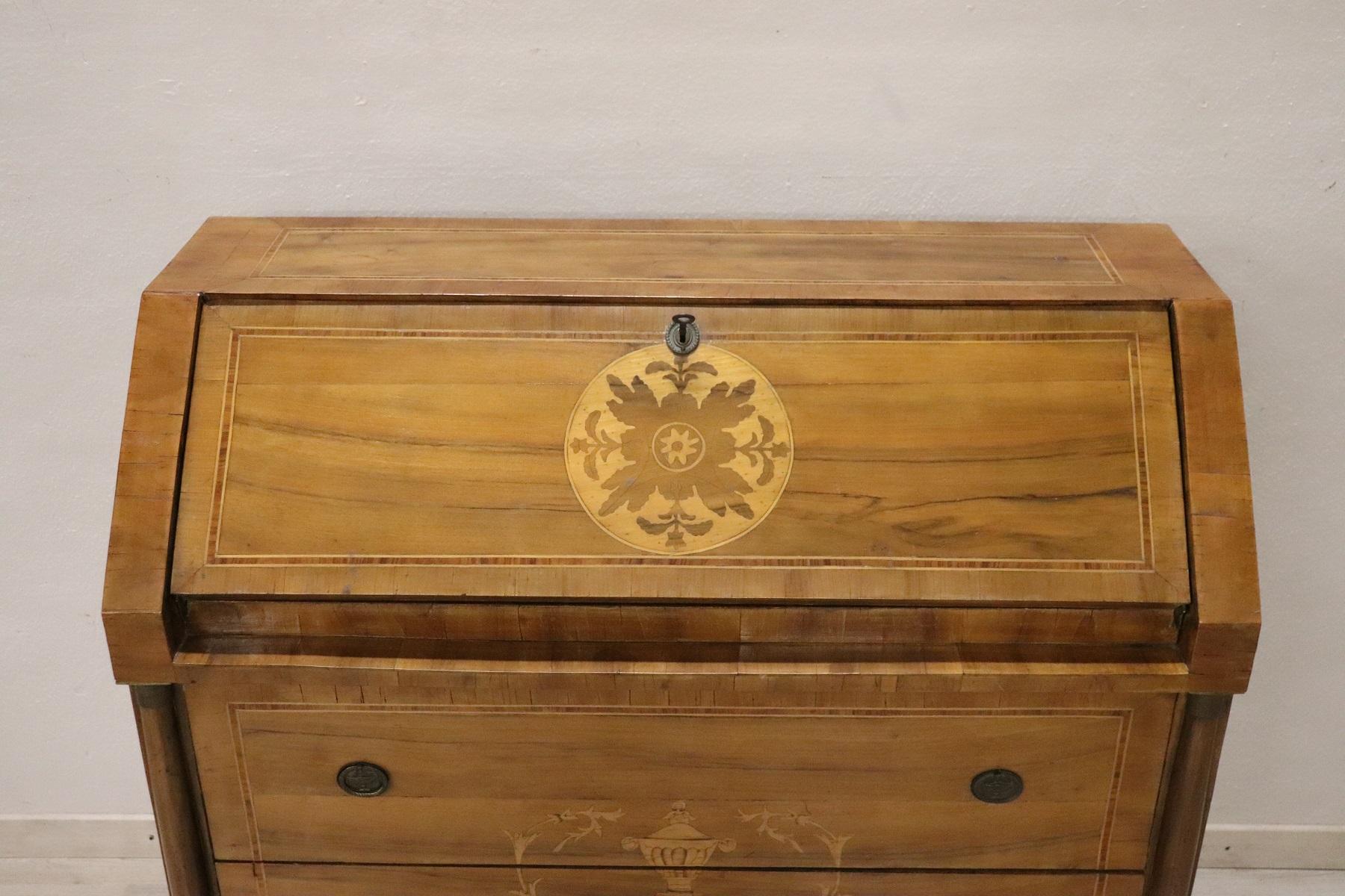 Important elegant chest with secretaire walnut inlaid with wood essences of various types, full Louis XVI style period, 1930s. The inlay work is extremely meticulous. Work possible only by major cabinet makers. We recommend looking at the pictures