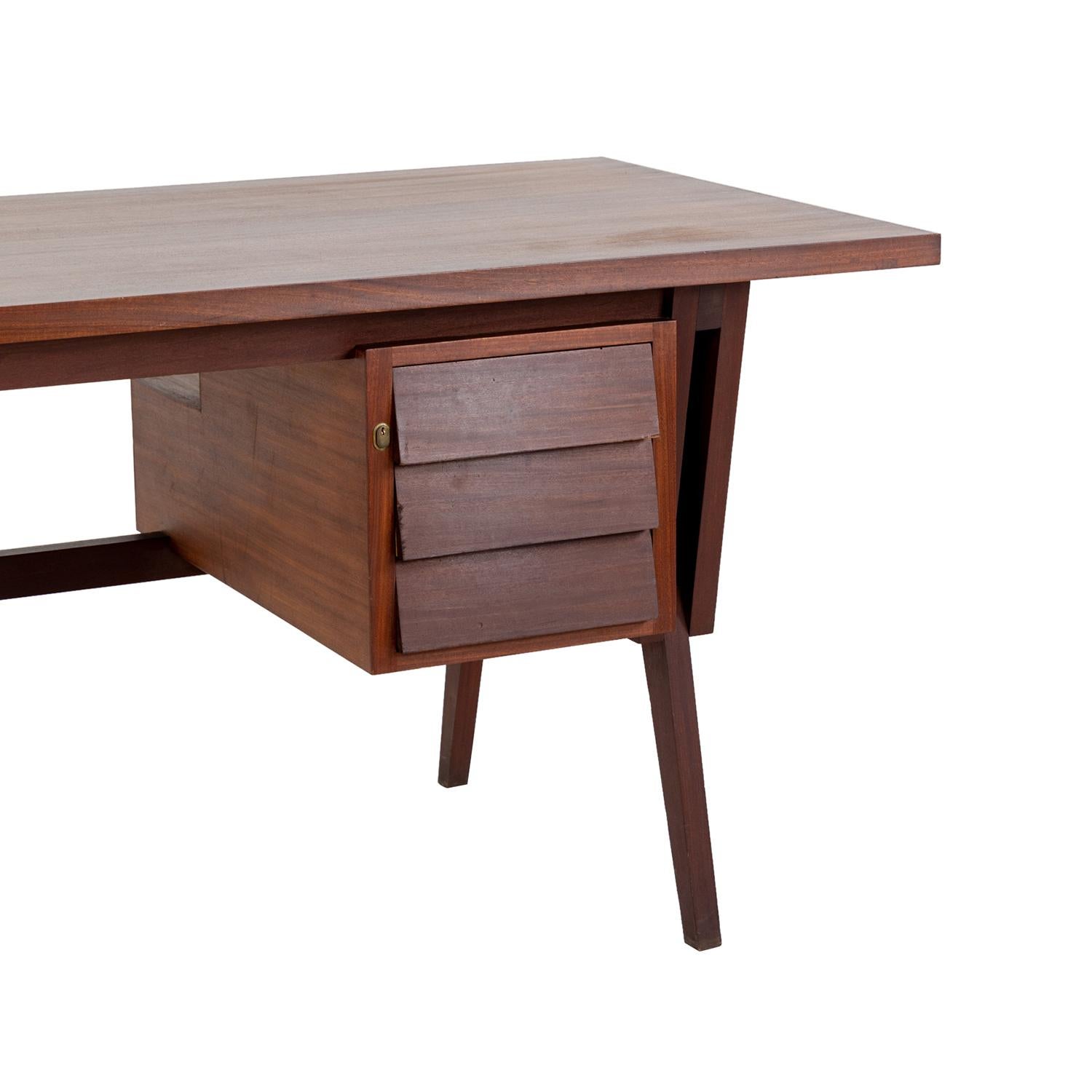 Table à écrire en acajou du 20e siècle - Bureau vintage en noyer par Ico Parisi en vente 2