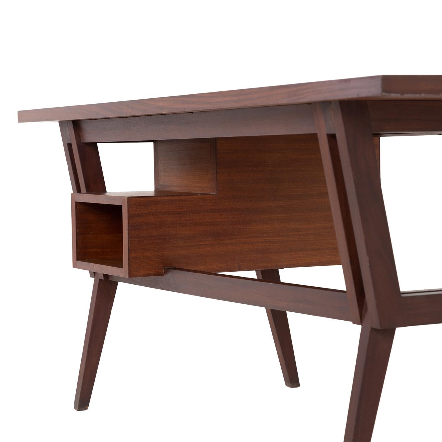 Table à écrire en acajou du 20e siècle - Bureau vintage en noyer par Ico Parisi en vente 3