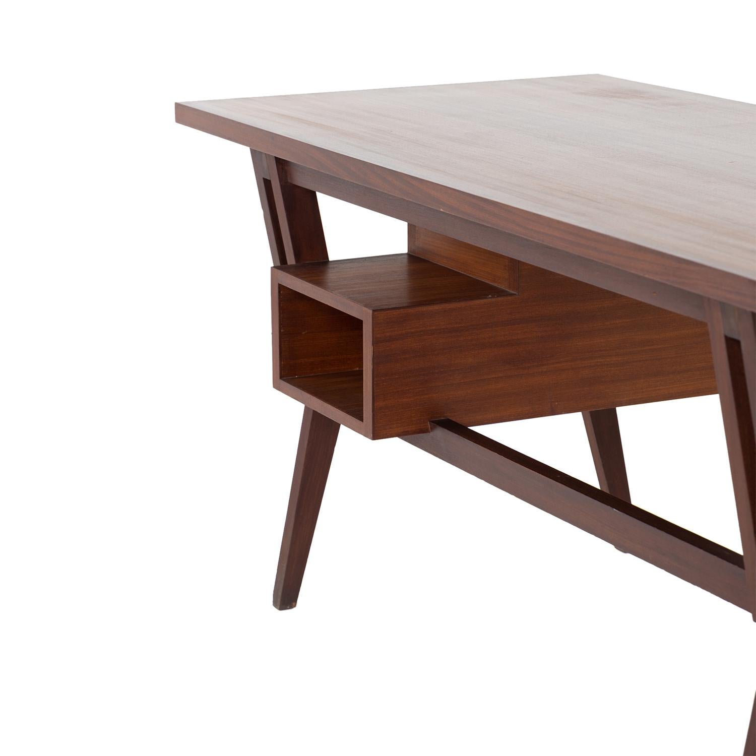 Table à écrire en acajou du 20e siècle - Bureau vintage en noyer par Ico Parisi en vente 4