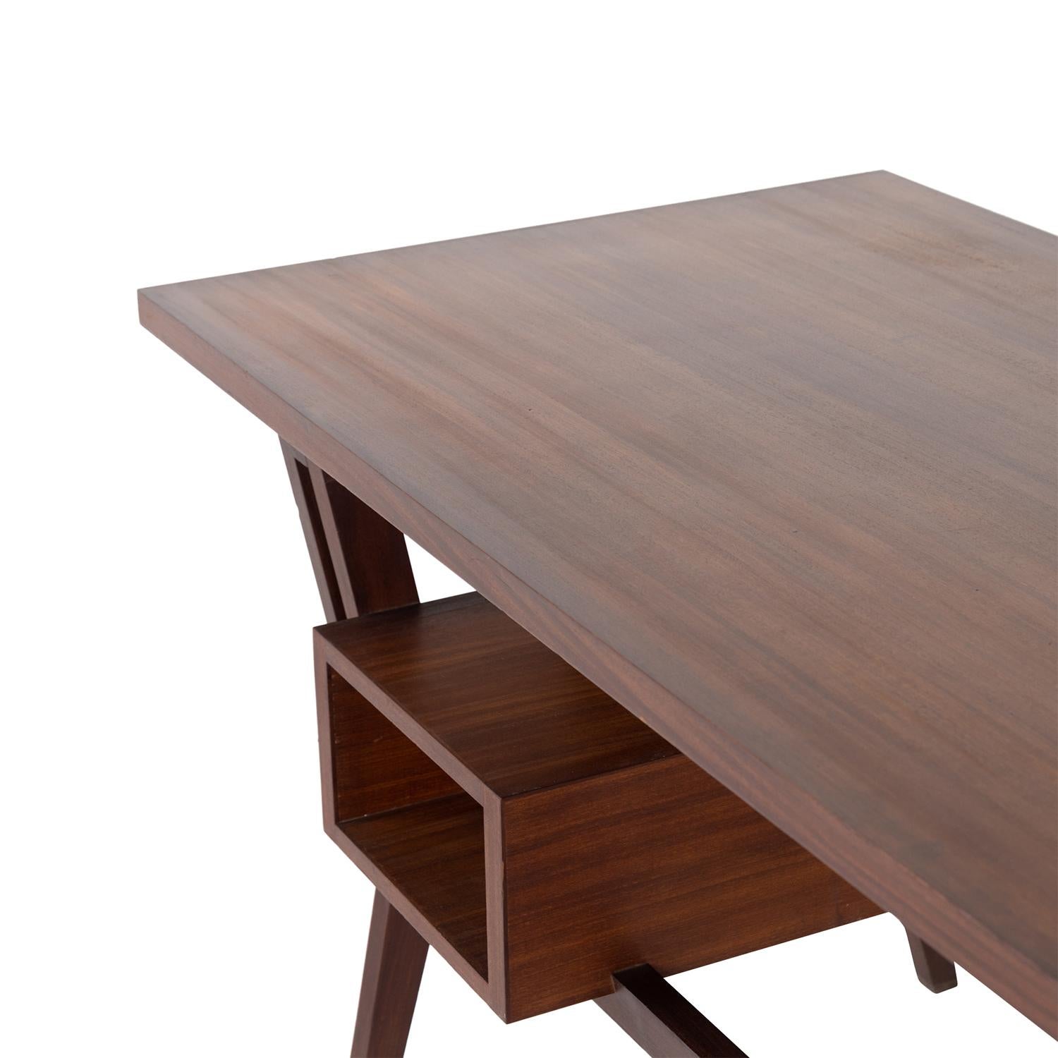 Table à écrire en acajou du 20e siècle - Bureau vintage en noyer par Ico Parisi en vente 5