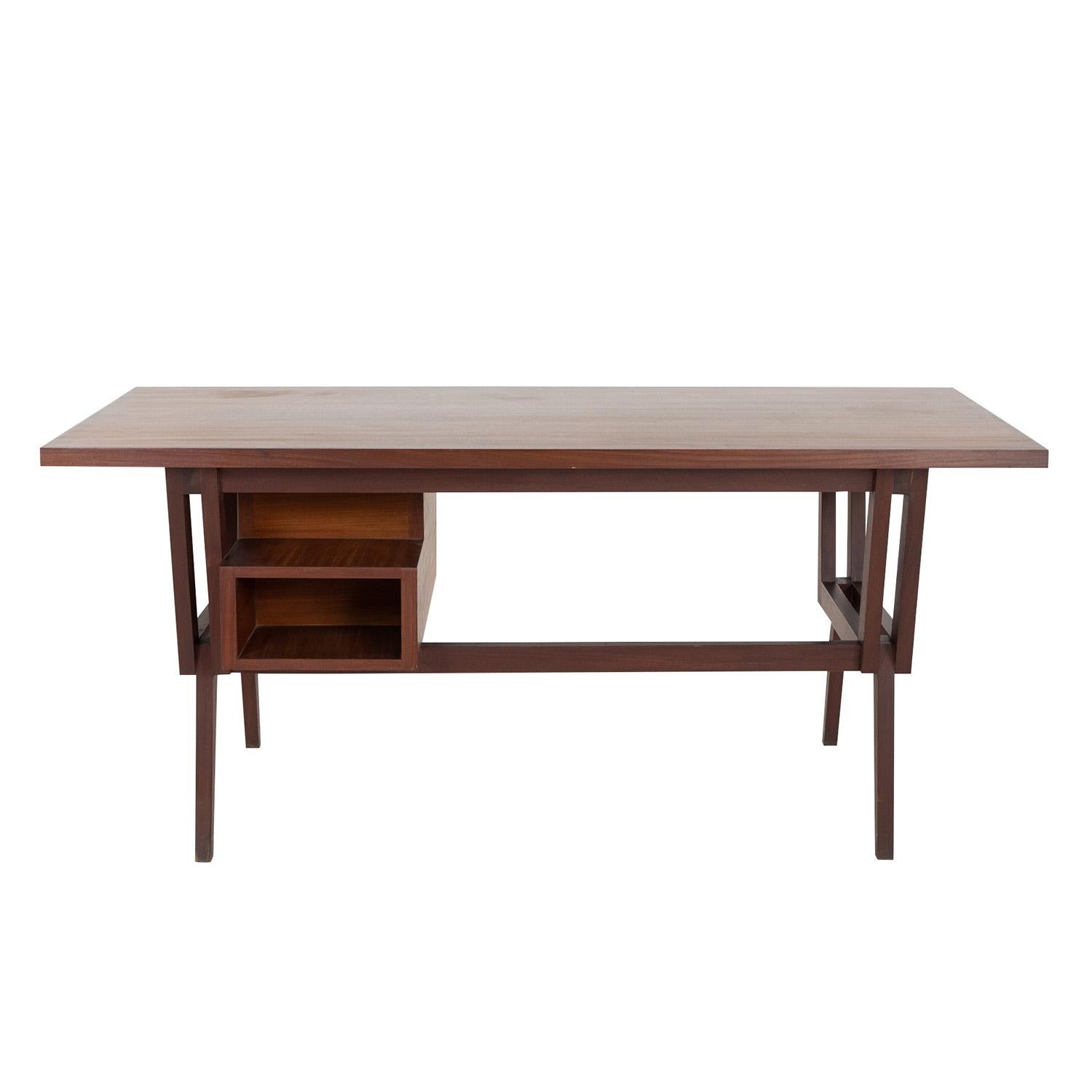 Sculpté à la main Table à écrire en acajou du 20e siècle - Bureau vintage en noyer par Ico Parisi en vente