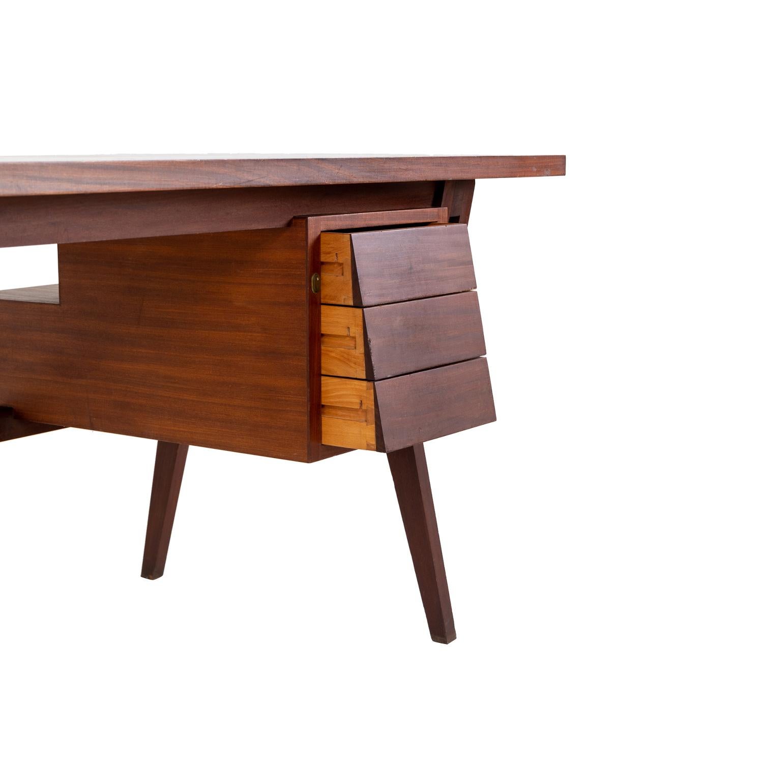 Table à écrire en acajou du 20e siècle - Bureau vintage en noyer par Ico Parisi en vente 1