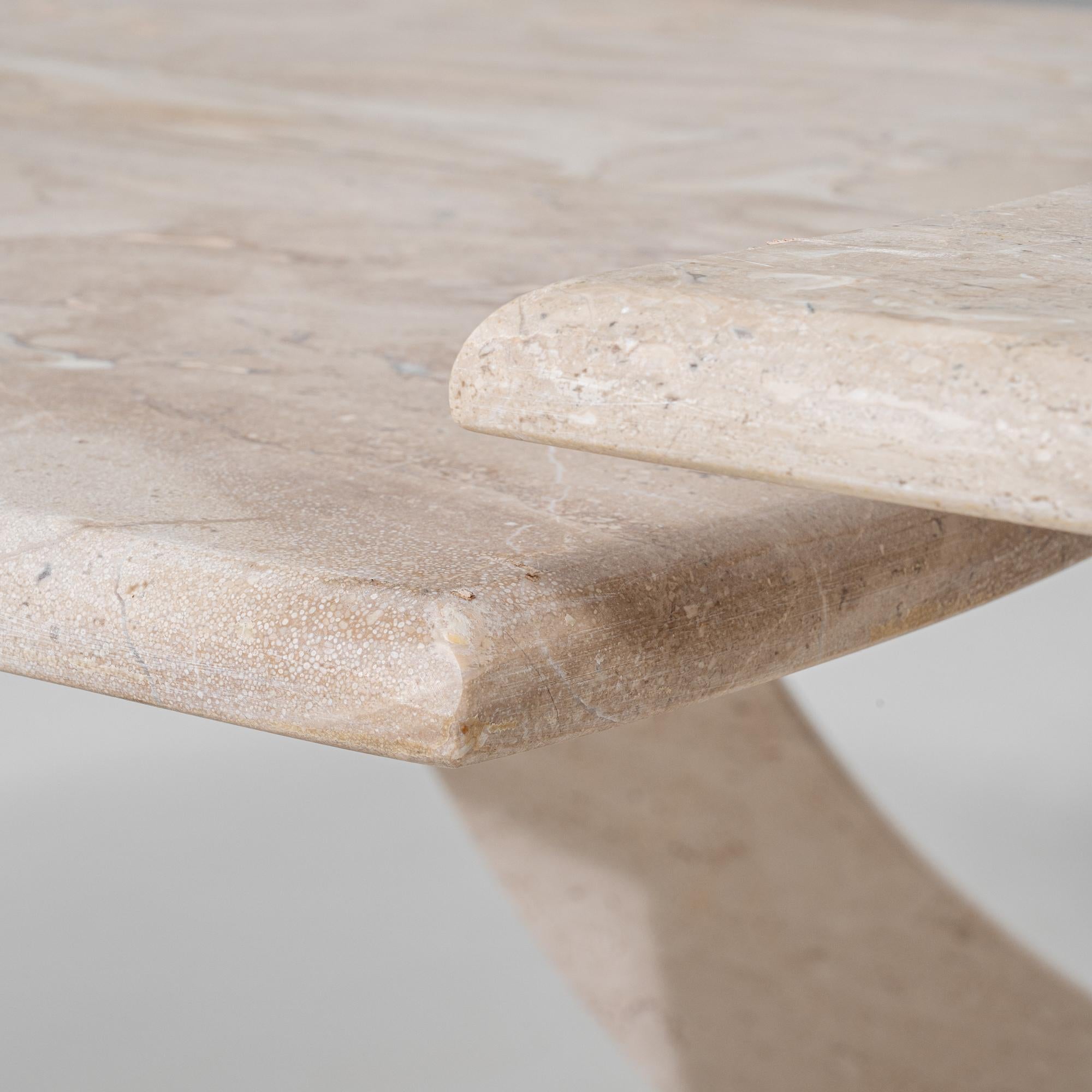 Italienischer Marmor-Couchtisch aus dem 20. 8