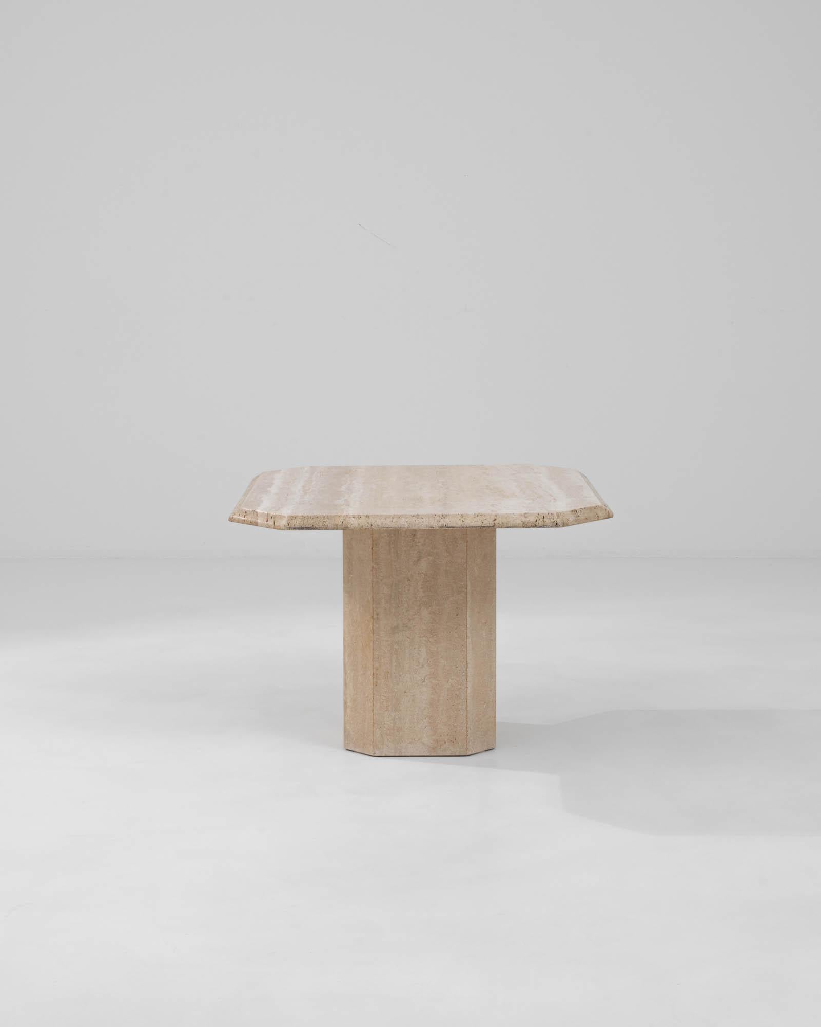 Voici la table basse en marbre italien du 20e siècle - un triomphe sculptural qui apporte le luxe et l'attrait intemporel du design italien dans votre salon. Fabriquée à partir d'un seul bloc de marbre, cette table incarne l'éthique minimaliste avec