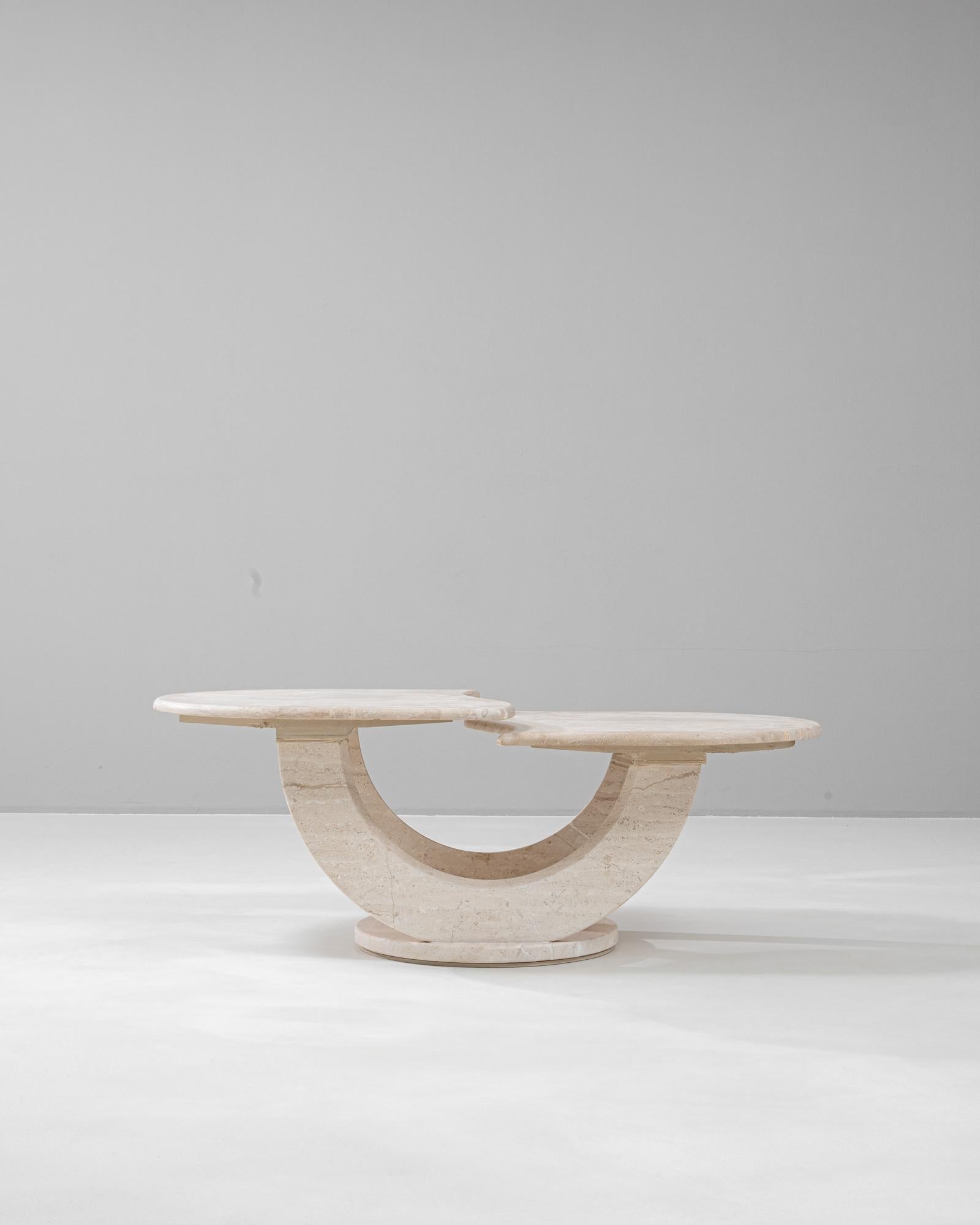 Dieser italienische Marmor-Couchtisch aus dem 20. Jahrhundert ist eine beeindruckende Mischung aus Kunst und Funktionalität. Der skulpturale Sockel weist elegant geschwungene Formen auf und trägt die massive ovale Marmorplatte. Die natürliche
