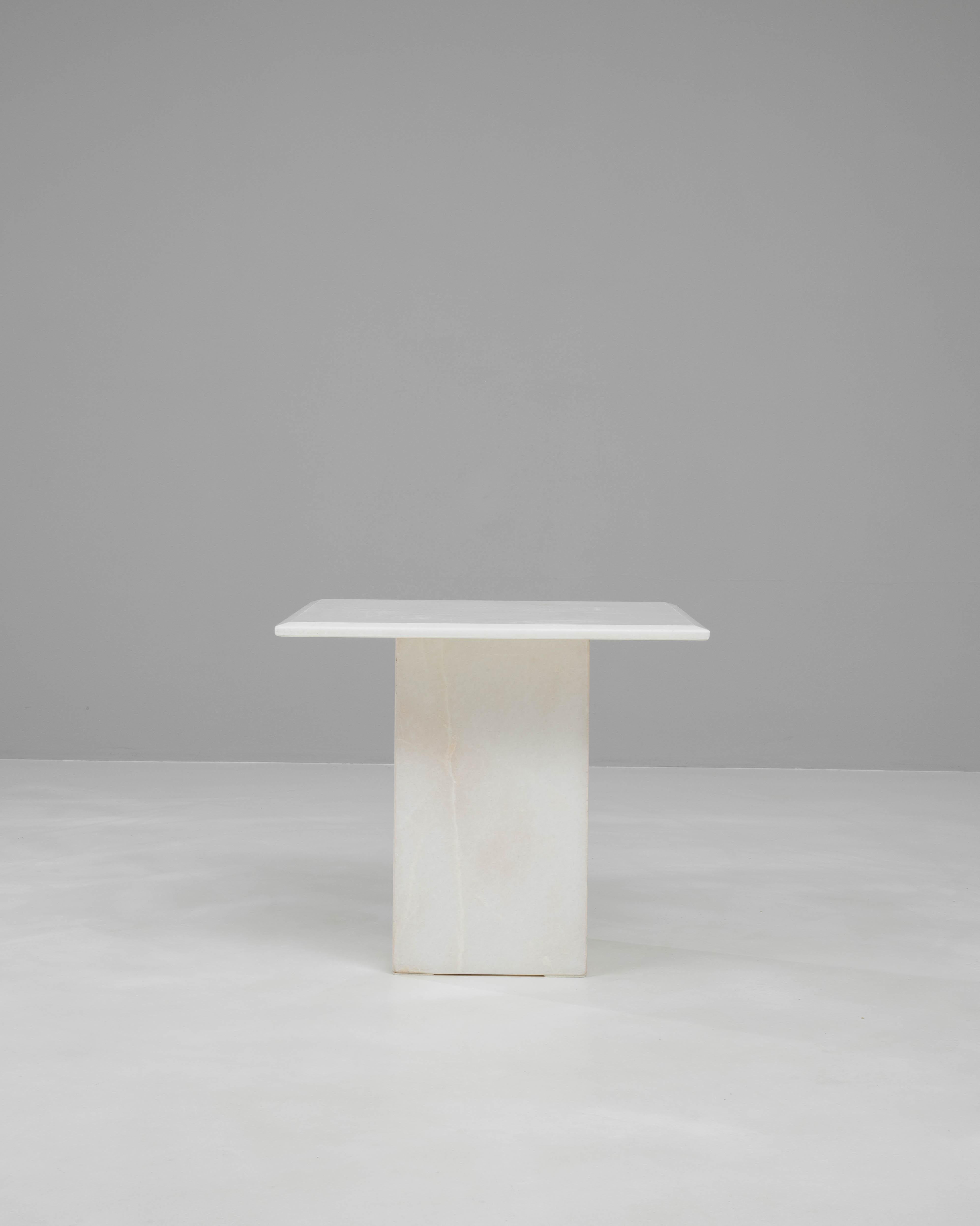 Cette table basse en marbre italien du 20e siècle présente une silhouette raffinée et architecturale qui met en valeur l'élégance naturelle de l'artisanat de la pierre. Le plateau carré, aux arêtes nettes et à la finition doucement adoucie, repose