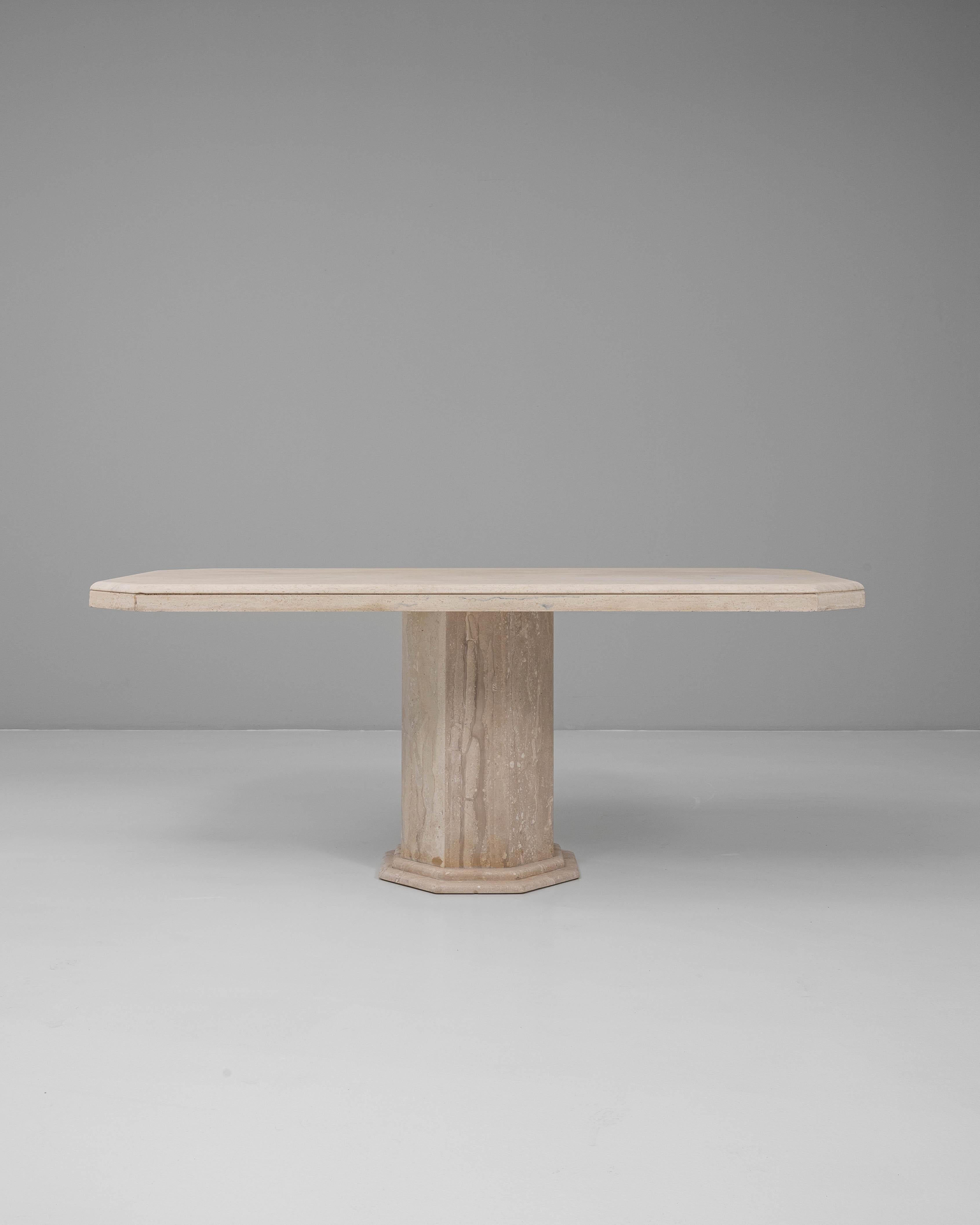 Cette table de salle à manger en marbre italien du XXe siècle présente une présence raffinée et sculpturale ancrée dans la beauté naturelle de la pierre. Le plateau rectangulaire allongé, adouci par des coins légèrement arrondis, présente des veines