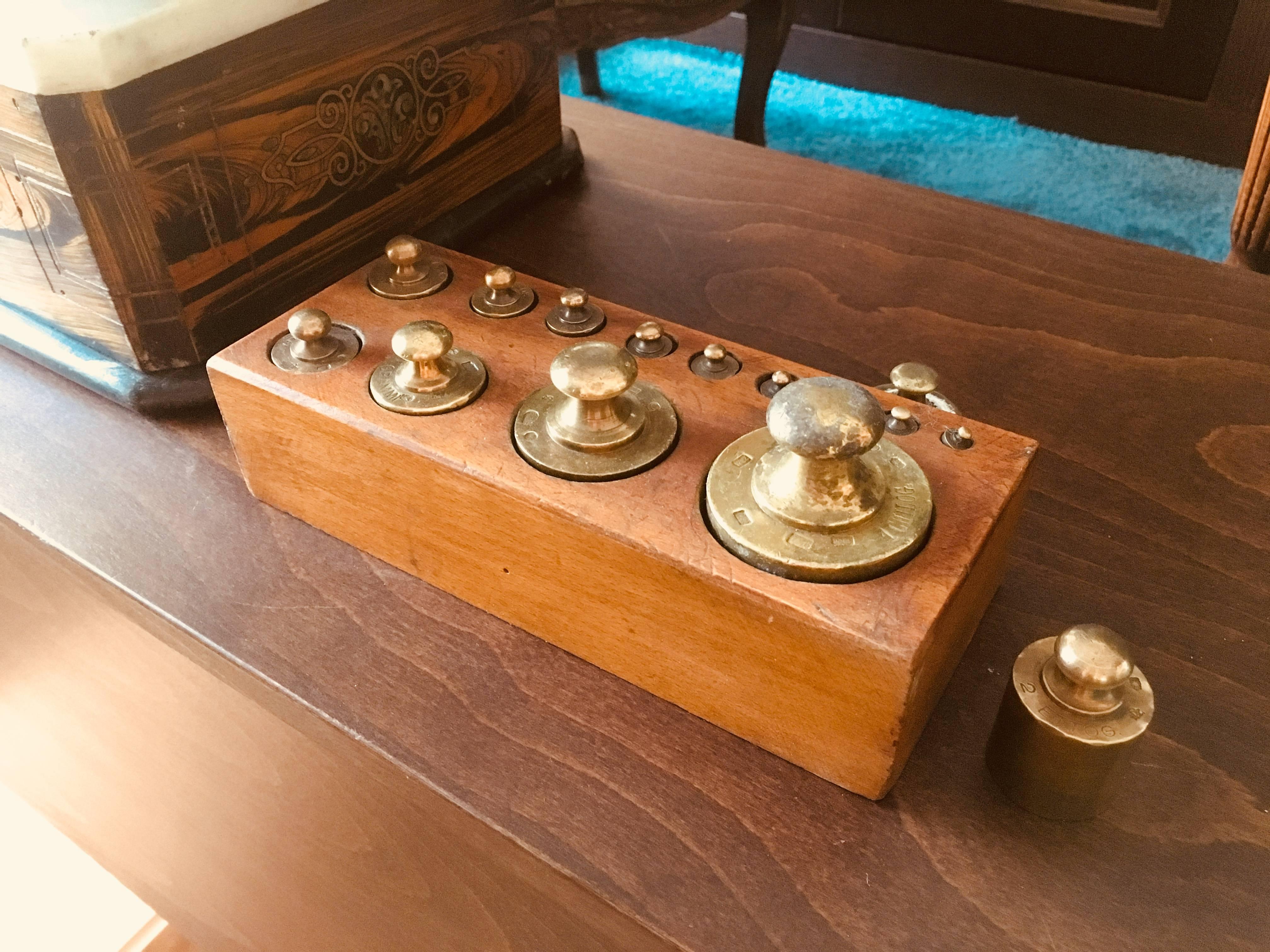 20th Century Italian Marble-Top Balance Scale with Complete Set of Weights 2
