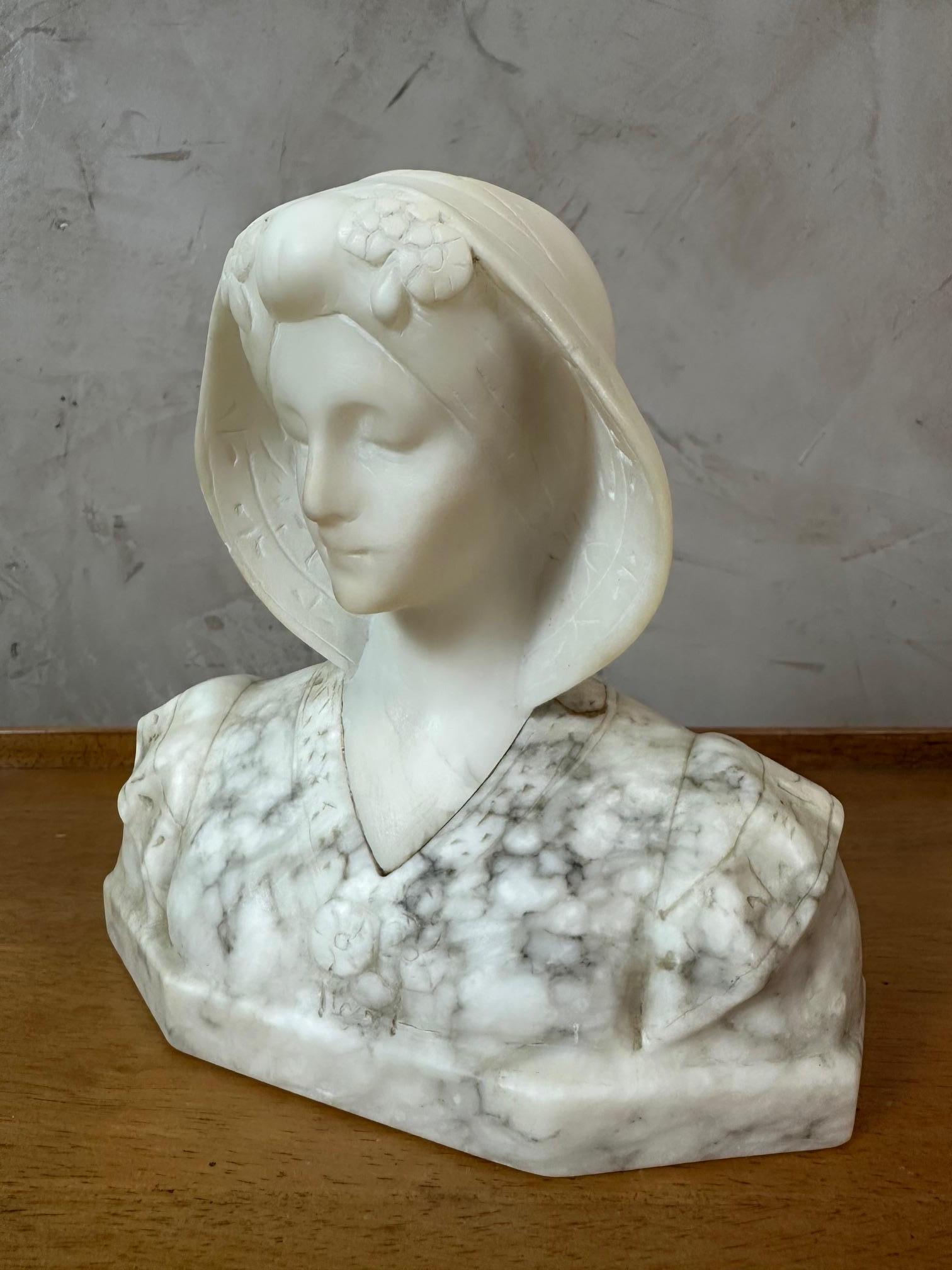 Very beautiful marble sculpture representing an elegant woman wearing a lace veil, she wears a beautiful dress with ruffled sleeves and her hair is decorated with flowers. Signature on the base very illegible, probably from an Italian artist. Small