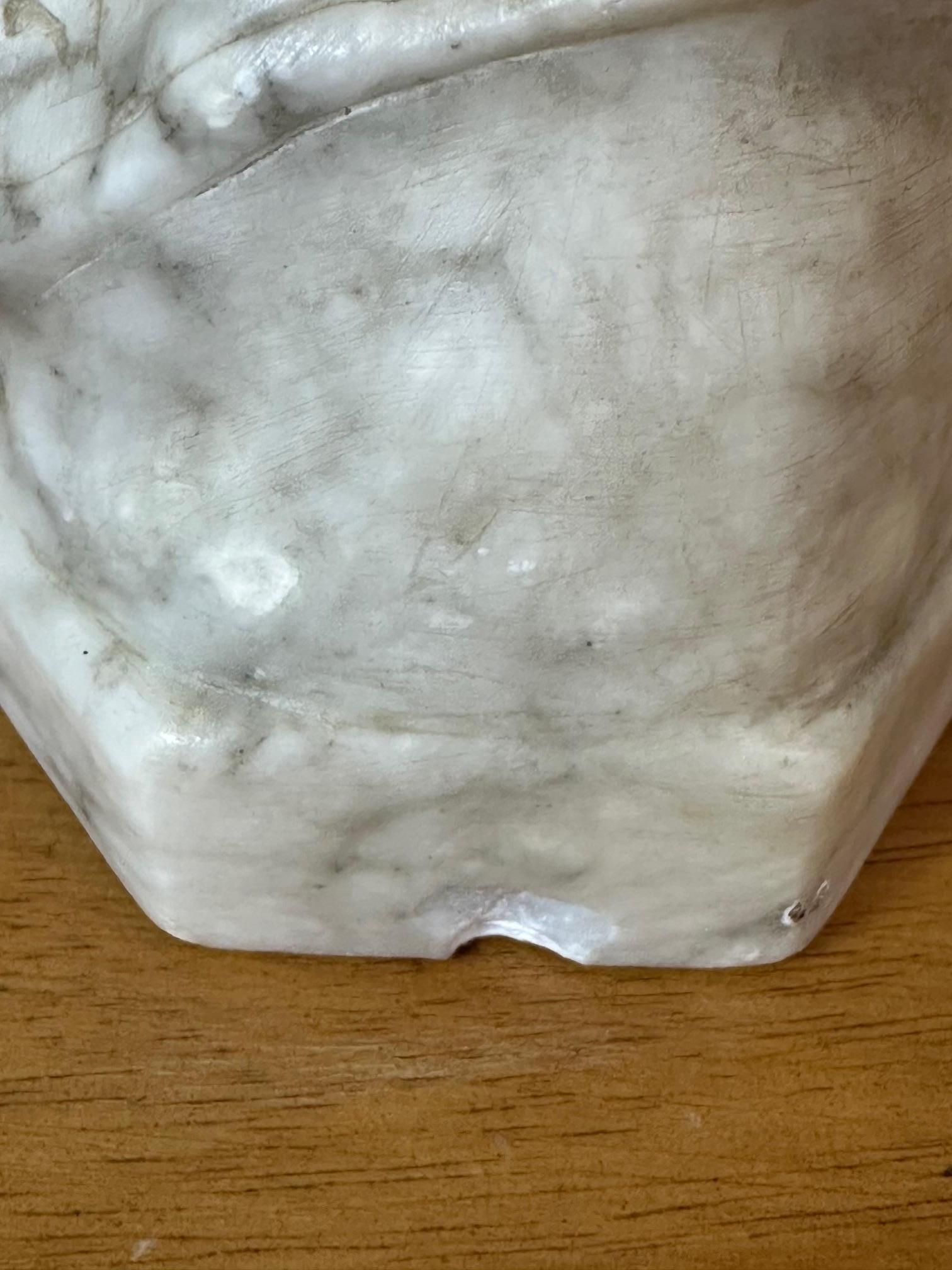 20th century Italian Marble Woman Sculpture, 1930s In Good Condition For Sale In LEGNY, FR