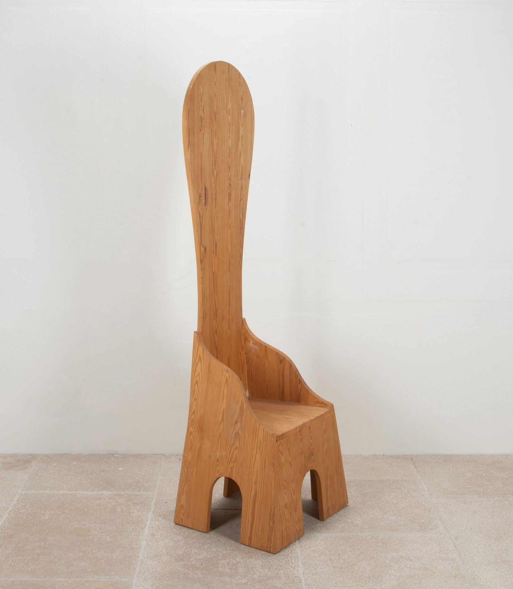 20e siècle Italien Mario Ceroli Chaise Fratina.

Style du milieu du siècle, en bois de pin.

Signé au bas de la chaise.