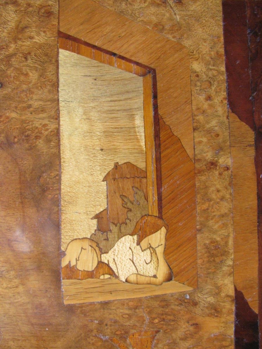 Panel de marquetería italiana con incrustaciones de maderas frutales de distintos colores, cerezo, nogal, peral y boj, que representa una escena cómica de interior, una escena de género con figuras borrachas, criadas, perro, inspirada en la escena