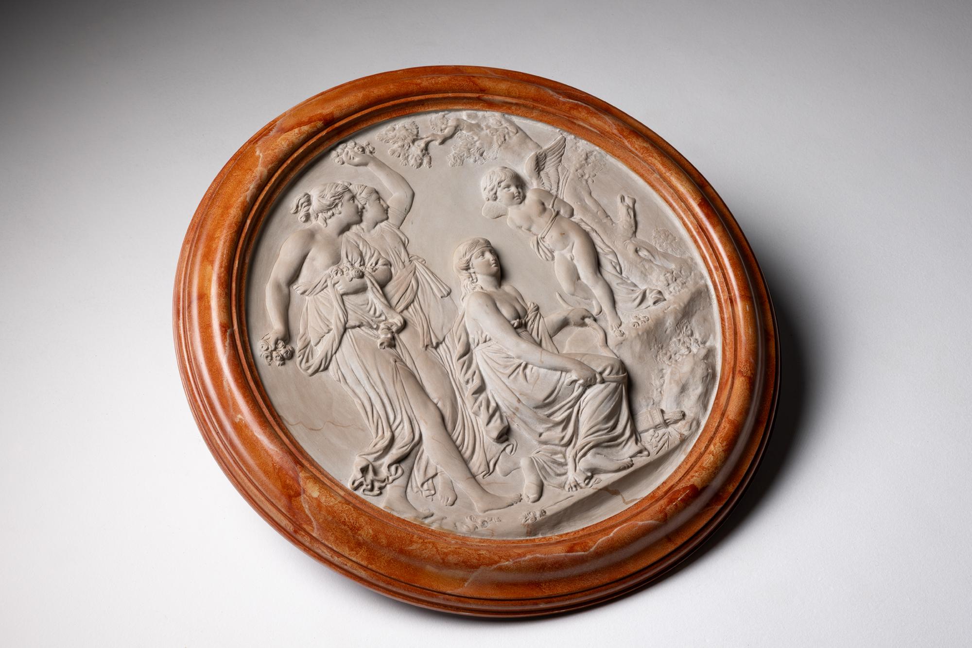 Medaglione in gesso italiano dell'inizio del XX secolo, con una rappresentazione in bassorilievo finemente eseguita del Giudizio di Parigi. Il pezzo è realizzato in gesso e rifinito con un effetto patinato e marmorizzato, che gli conferisce