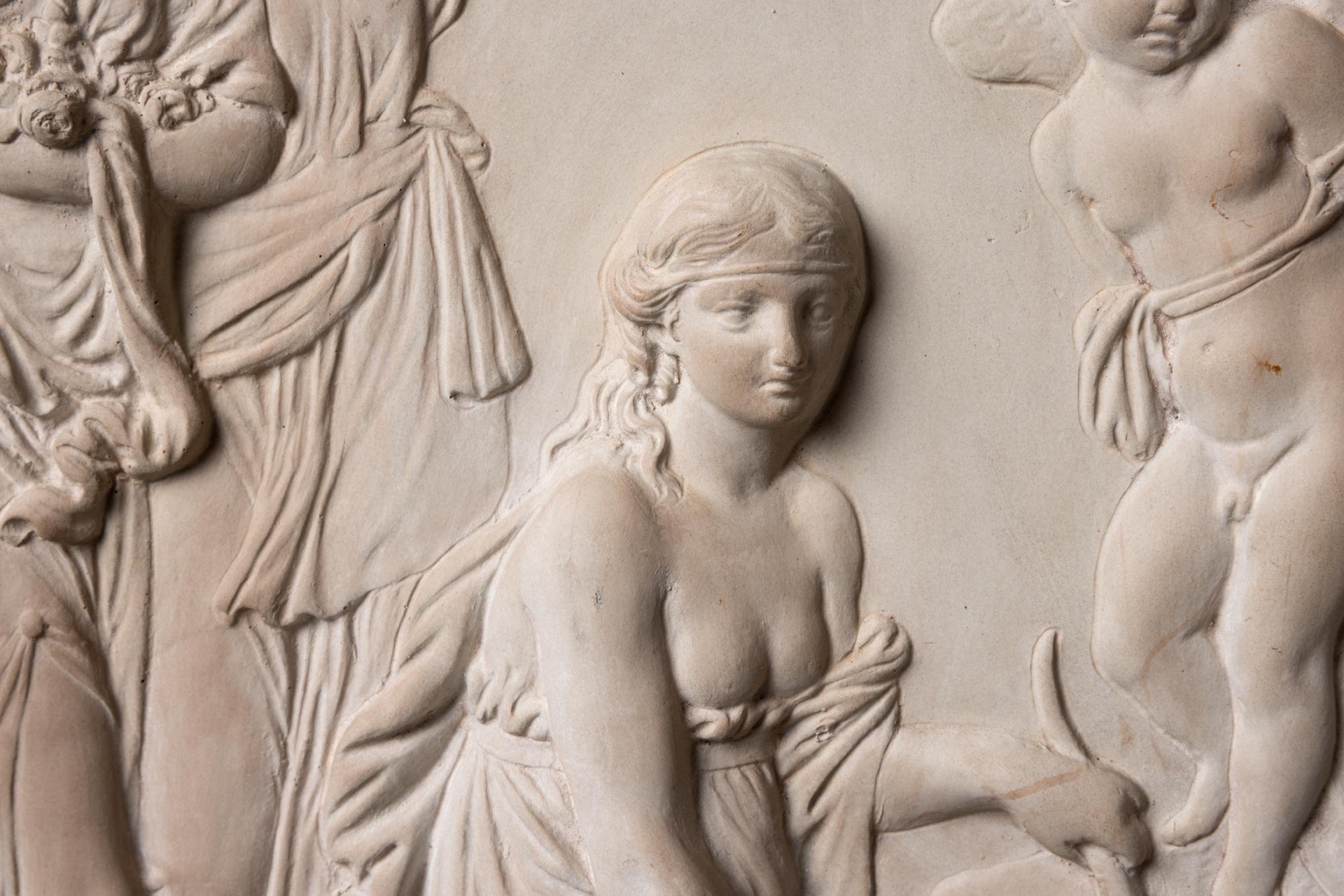 Fatto a mano Medaglione italiano del XX secolo in gesso, raffigurante il Giudizio di Parigi in vendita