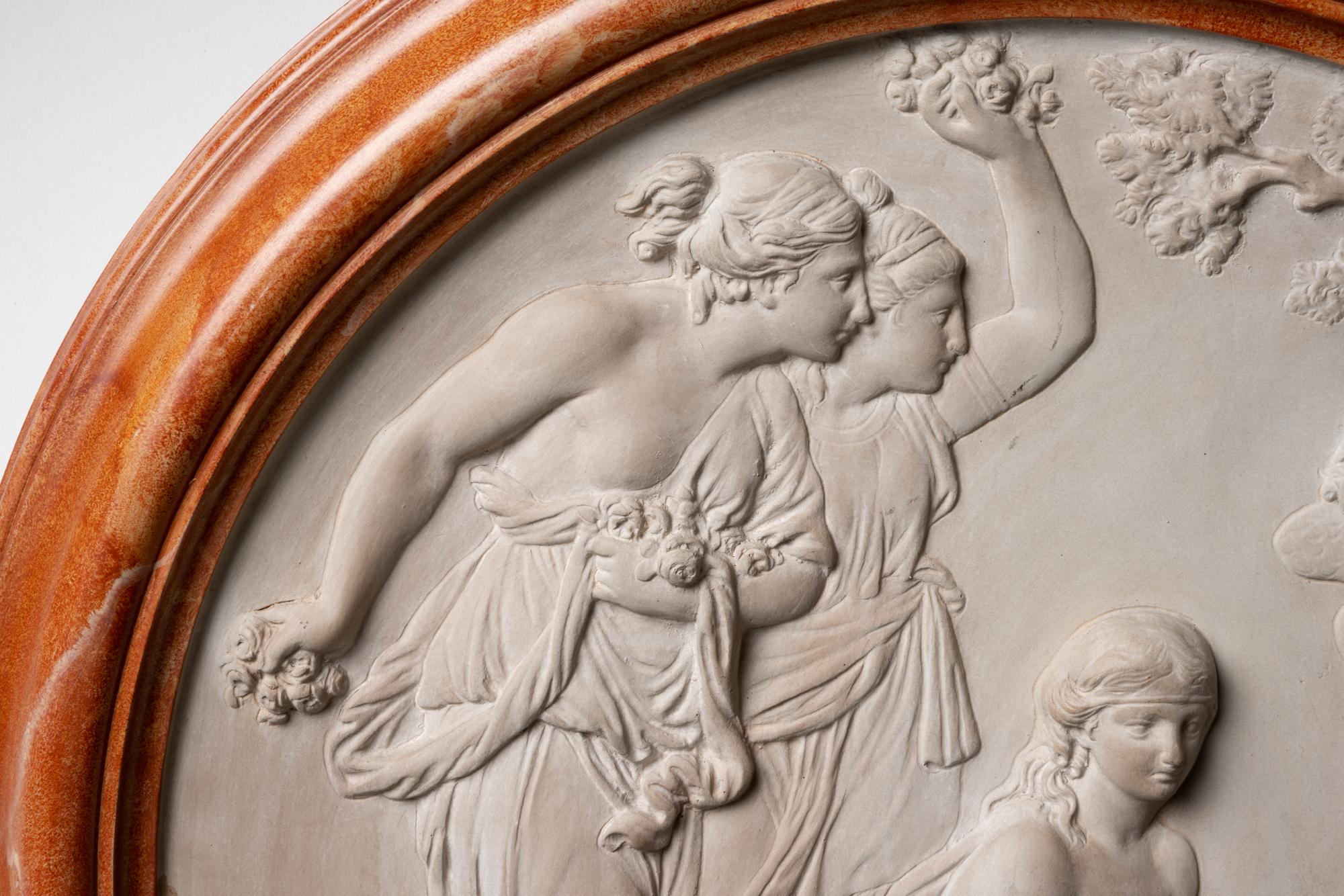 Intonaco Medaglione italiano del XX secolo in gesso, raffigurante il Giudizio di Parigi in vendita