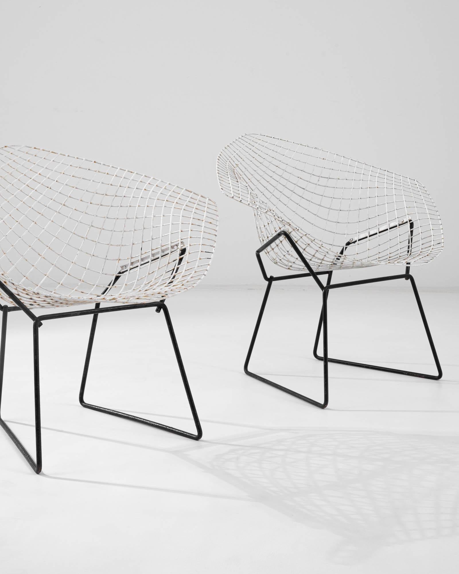 Chaises en métal italiennes du 20e siècle créées par H. Bertoia, une paire  en vente 4