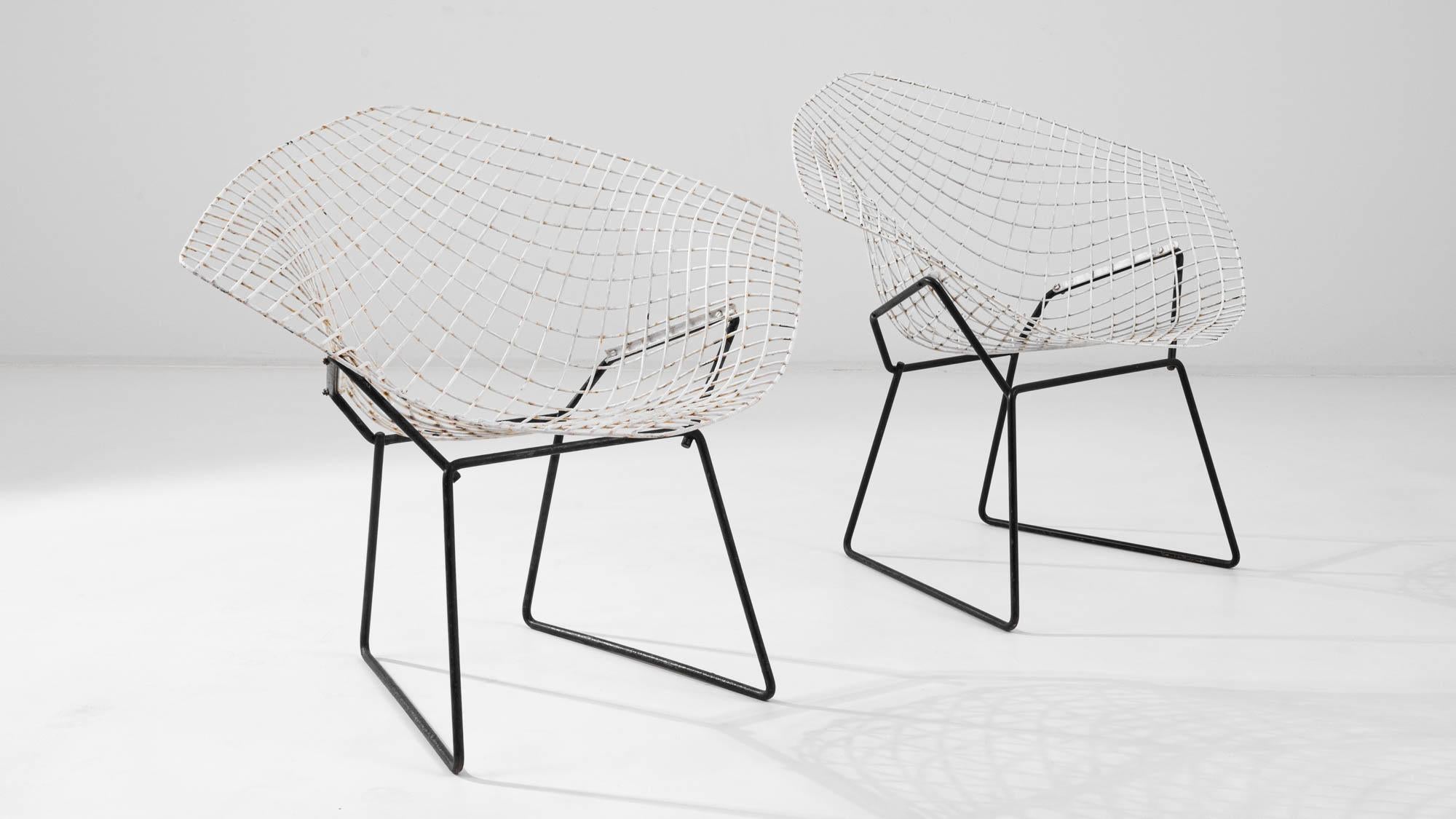 Chaises en métal italiennes du 20e siècle créées par H. Bertoia, une paire  en vente 5