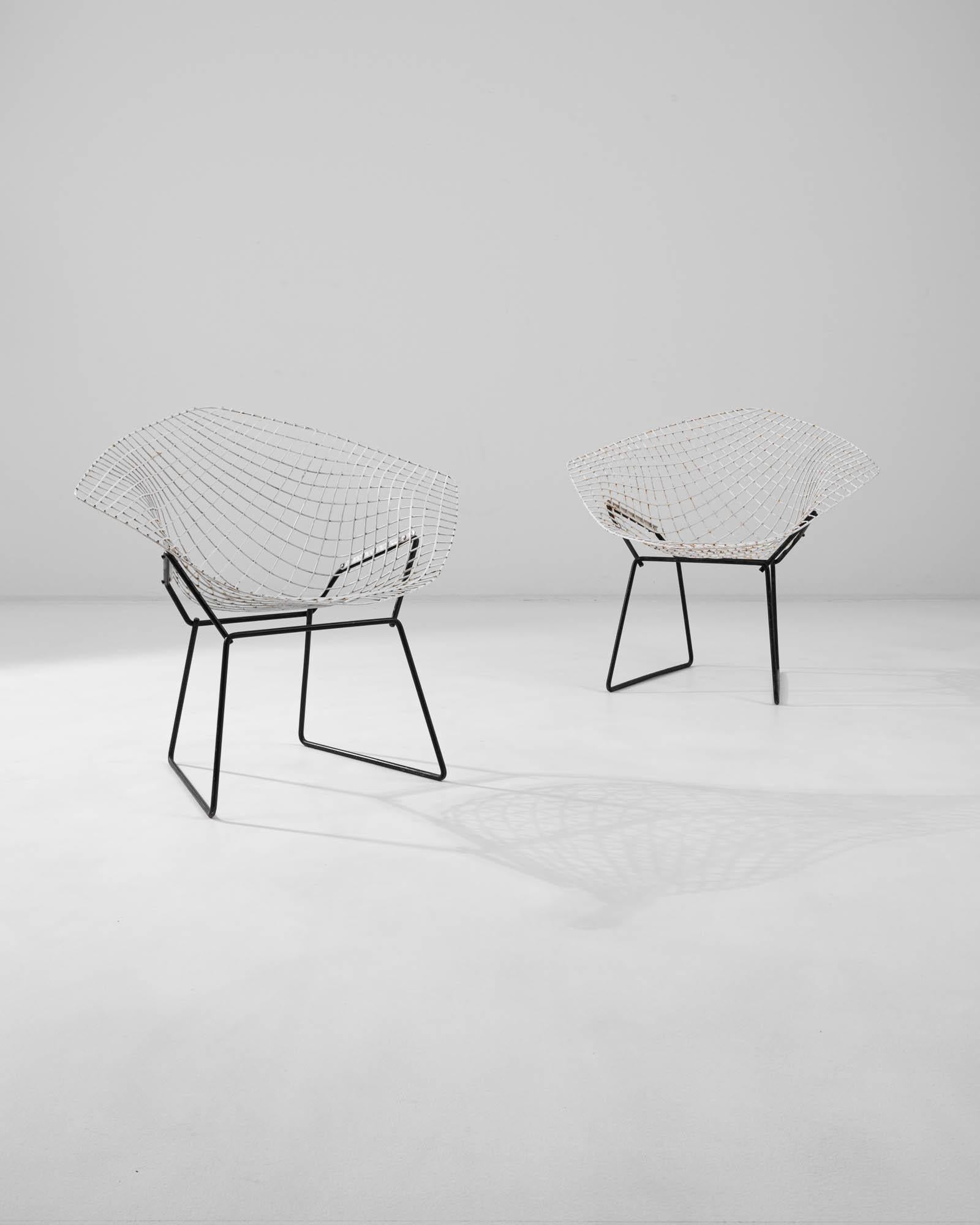 20ième siècle Chaises en métal italiennes du 20e siècle créées par H. Bertoia, une paire  en vente