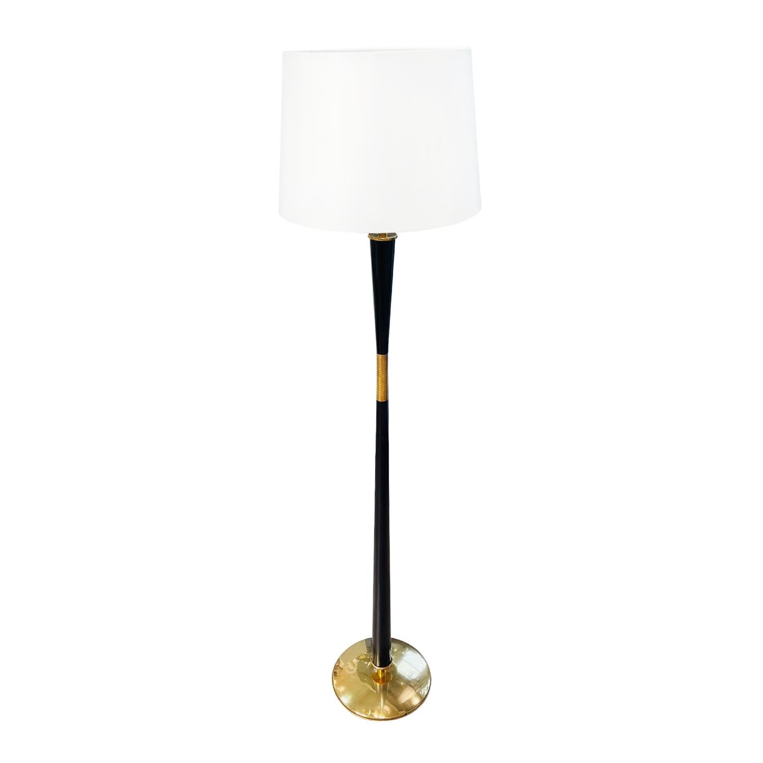 Hand-Crafted 20th Century Italian Mid-Century Modern Iron Floor Lamp - Vintage Brass Light For Sale