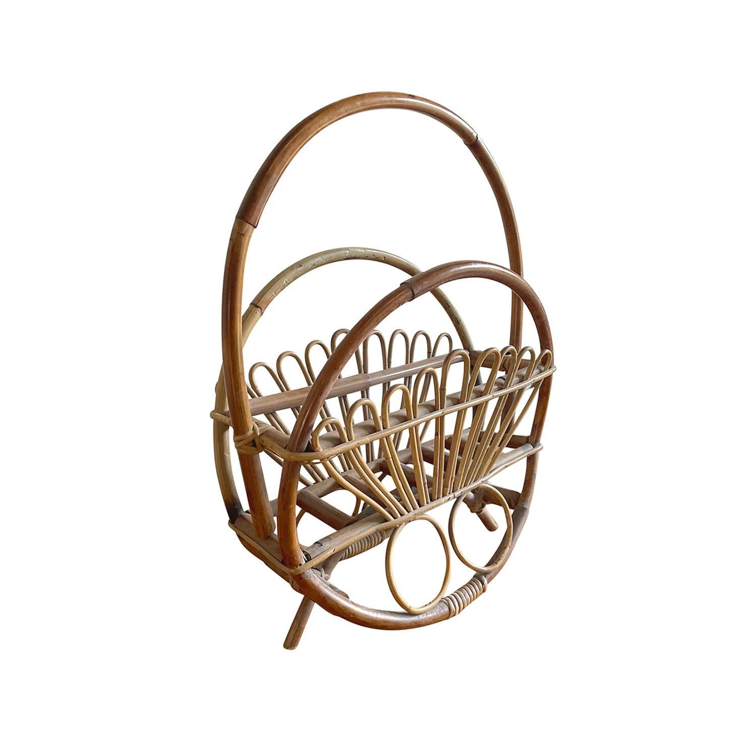 A vintage Mid-Century modern Italian magazine holder in natural rattan and wicker, in good condition. Wear consistent with age and use. Circa 1950 - 1960, Italy.
