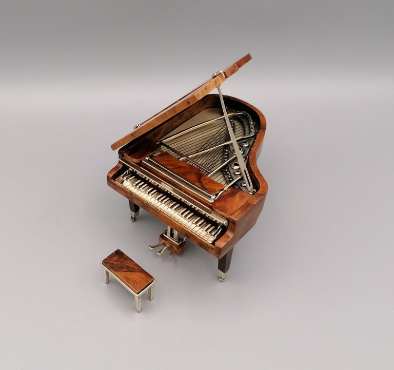 Rosewood/Sterling Silver grand piano miniature
The keyboard, key cover, strings, stool feet and many other details are in sterling silver.
Italian silverware, already with a centuries-old tradition, had a great development in the twentieth century