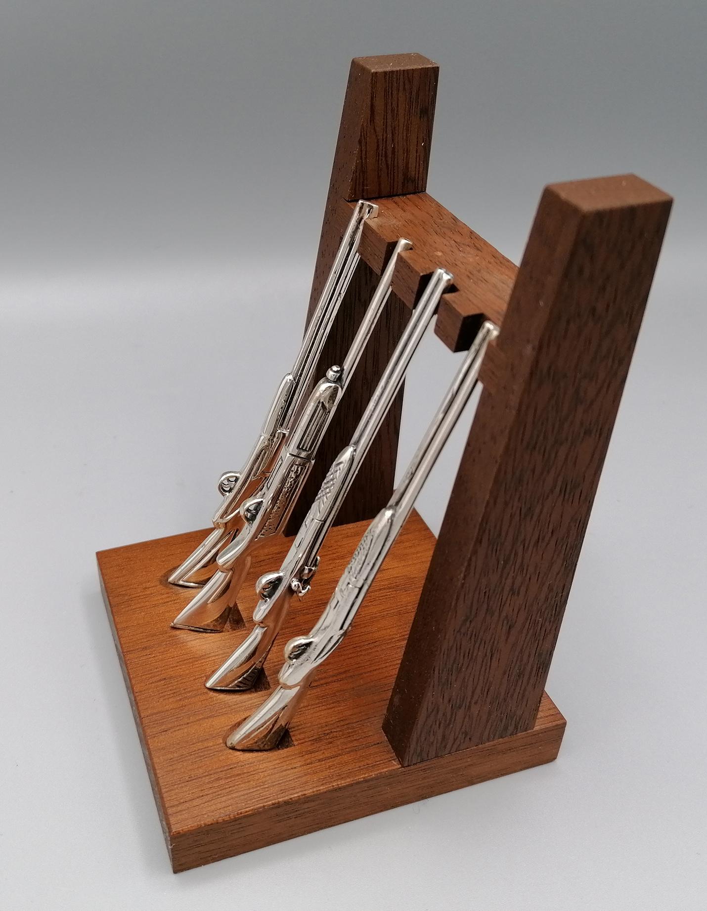 Estantería de madera en miniatura italiana del siglo XX, 4 rifles de caza en plata de ley finales del siglo XX en venta