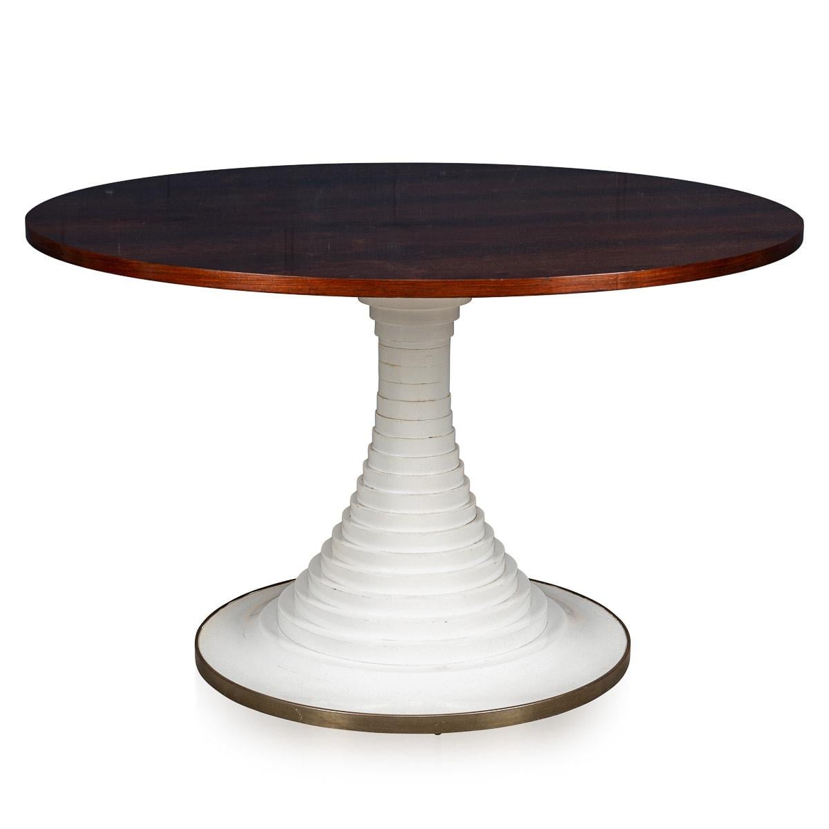 Entdecken Sie die zeitlose Eleganz des Tisches Model 180, eine Kreation des geschätzten Carlo De Carli für Sormani, Italien, aus dem Jahr 1971. Dieses exquisite Stück hat einen auffälligen Sockel aus weißem Lack, ein Beweis für De Carlis Vorliebe,