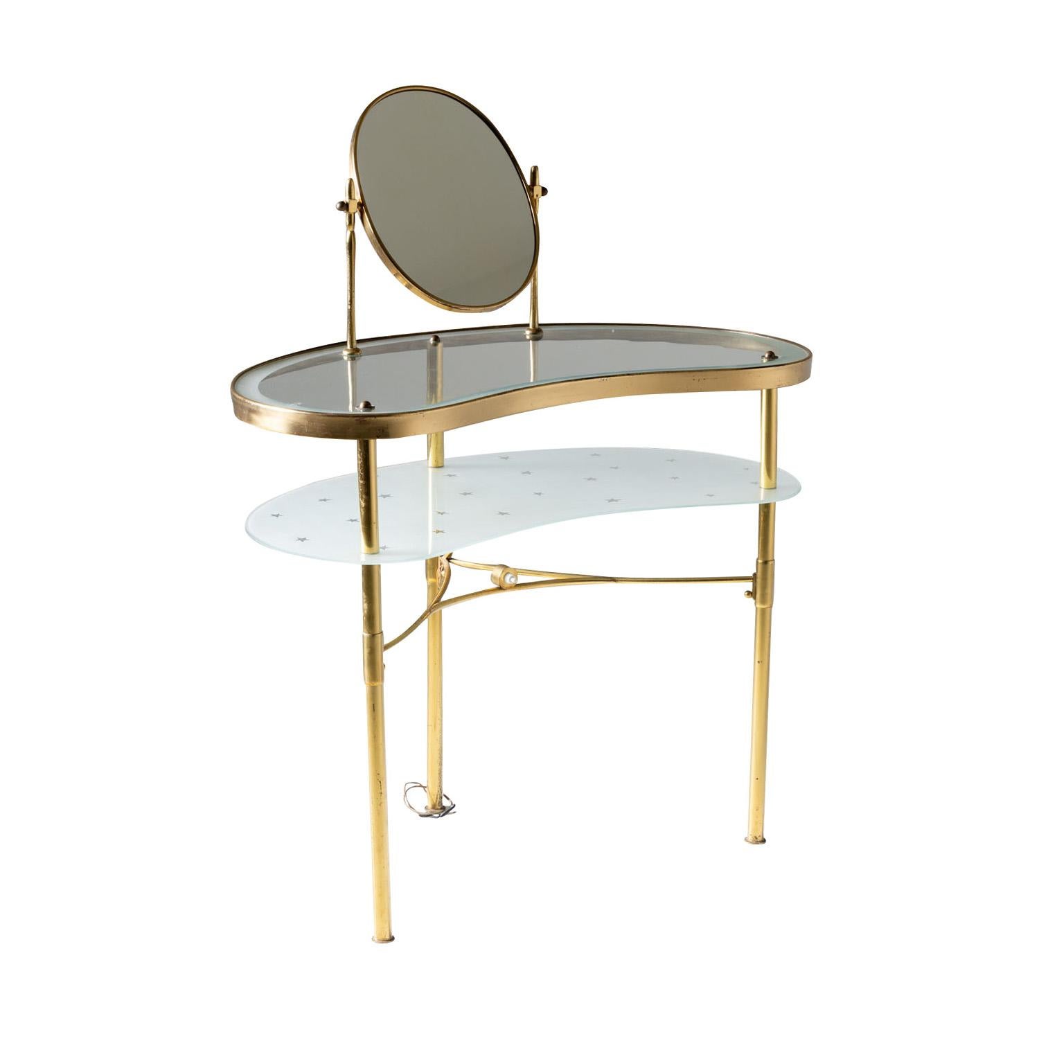 Une coiffeuse demi-lune italienne du 20ème siècle, vintage Mid-Century modern, en laiton poli travaillé à la main, conçue par Luigi Brusotti, en bon état. La coiffeuse est composée d'un plateau en verre d'origine en forme de rein, légèrement fumé,