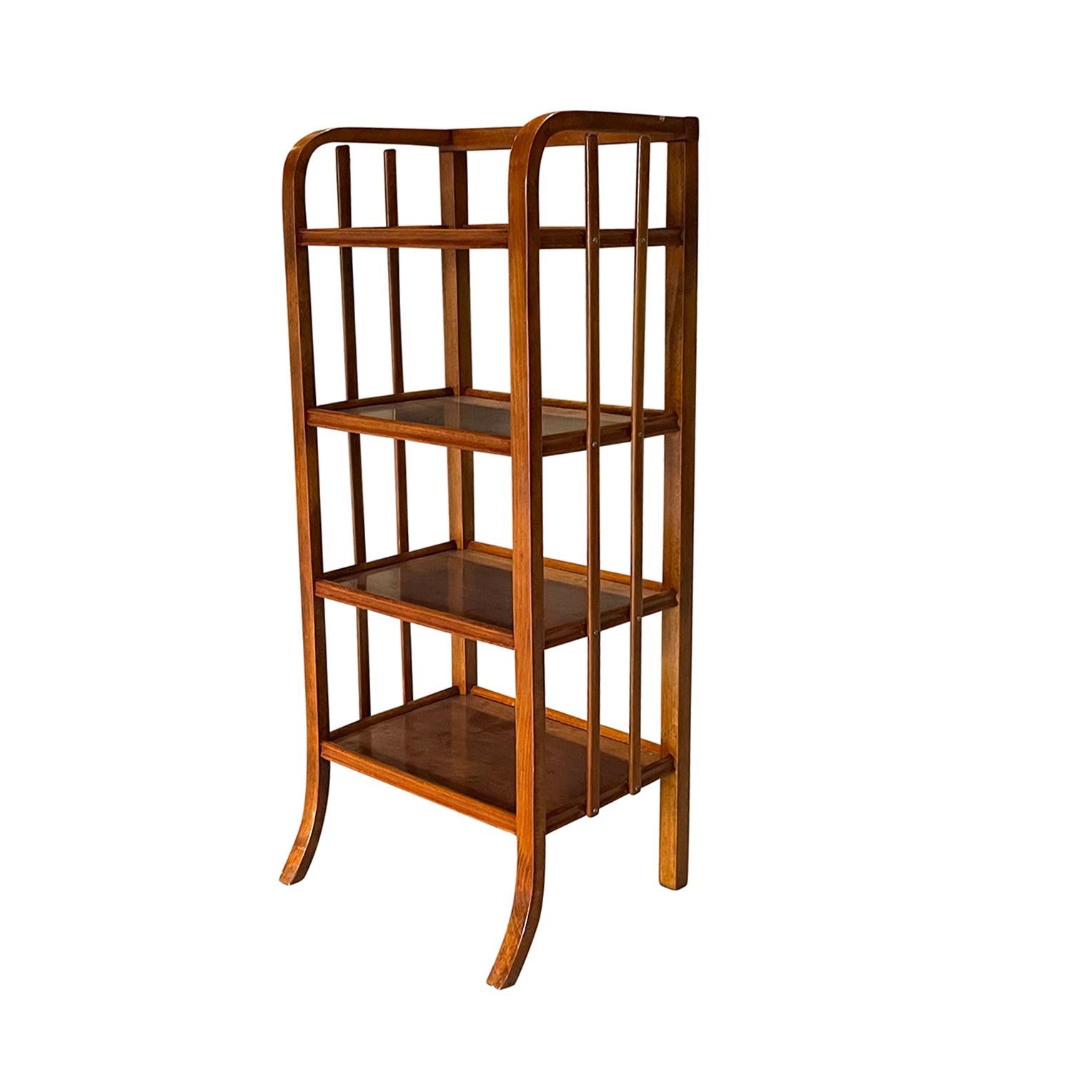Una estantería italiana Art Decó de época, independiente, hecha a mano en nogal pulido, en buen estado. El pequeño mueble biblioteca, estantería, está compuesto por cuatro espacios de almacenamiento que se detienen a cada lado por dos vigas