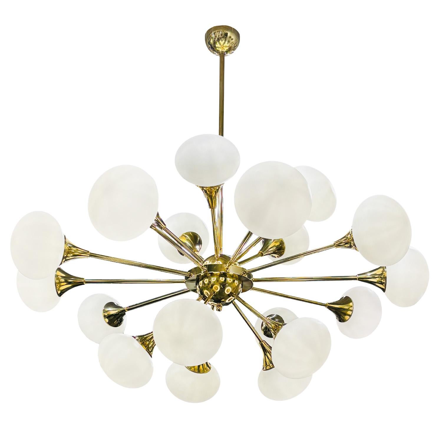 Grand lustre sputnik italien vintage du milieu du siècle, en laiton poli, attribué à Stilnovo, en bon état. La suspension ronde détaillée est composée de vingt abat-jour ovales en verre opalin givré soufflés à la main qui imitent un nuage. Chacun