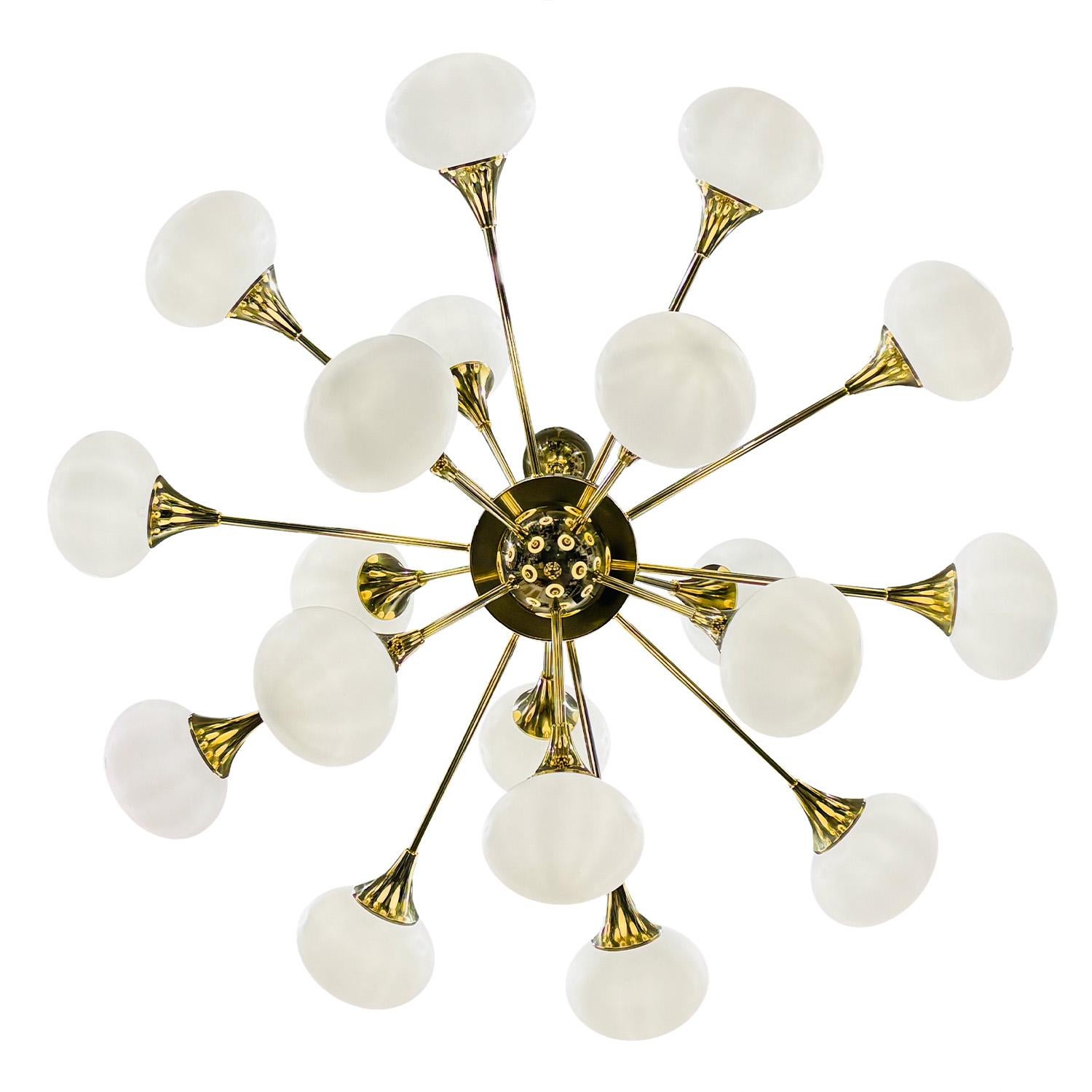 Mid-Century Modern Lustre en verre opalin moderne italien du 20e siècle attribué à Stilnovo en vente