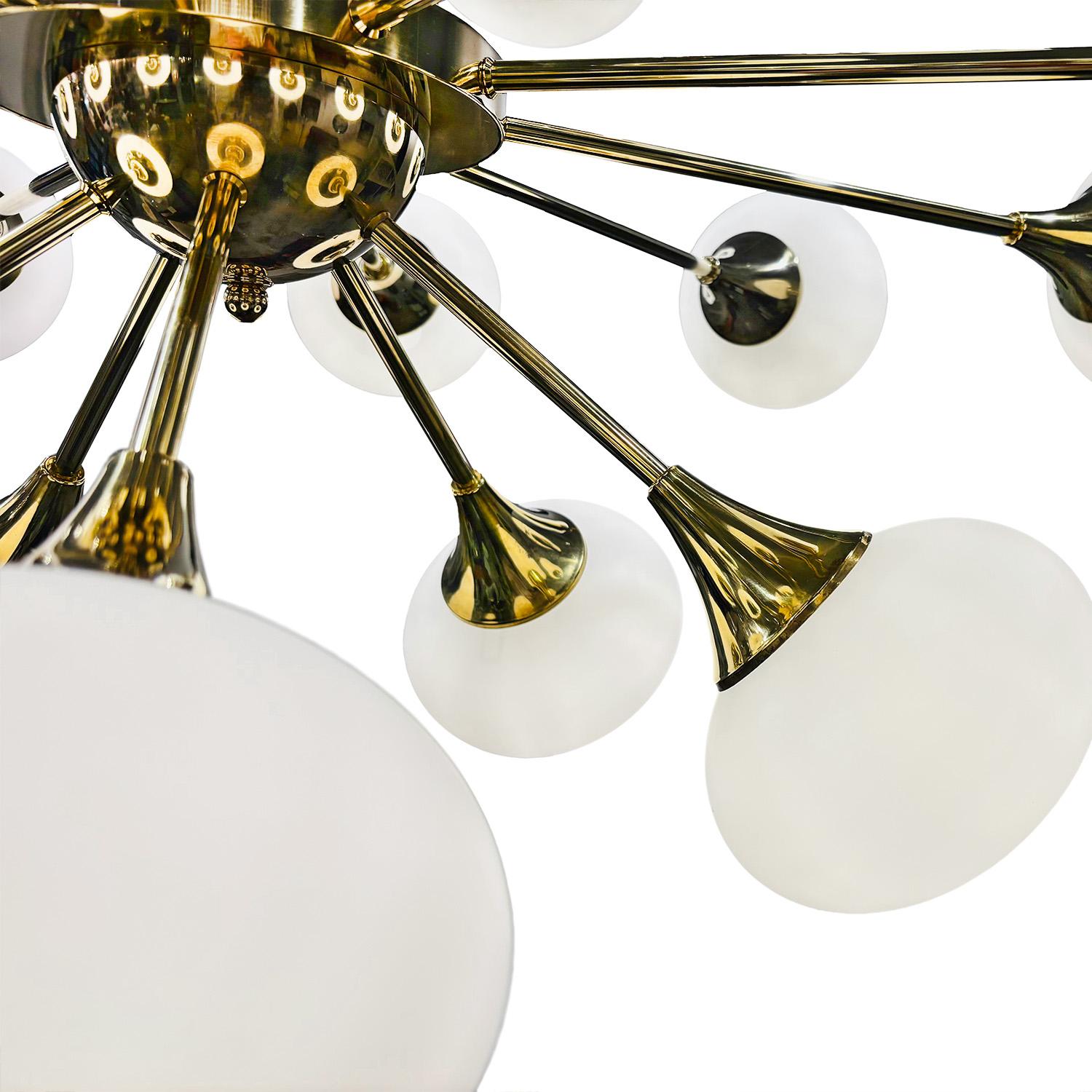 Lustre en verre opalin moderne italien du 20e siècle attribué à Stilnovo Bon état - En vente à West Palm Beach, FL