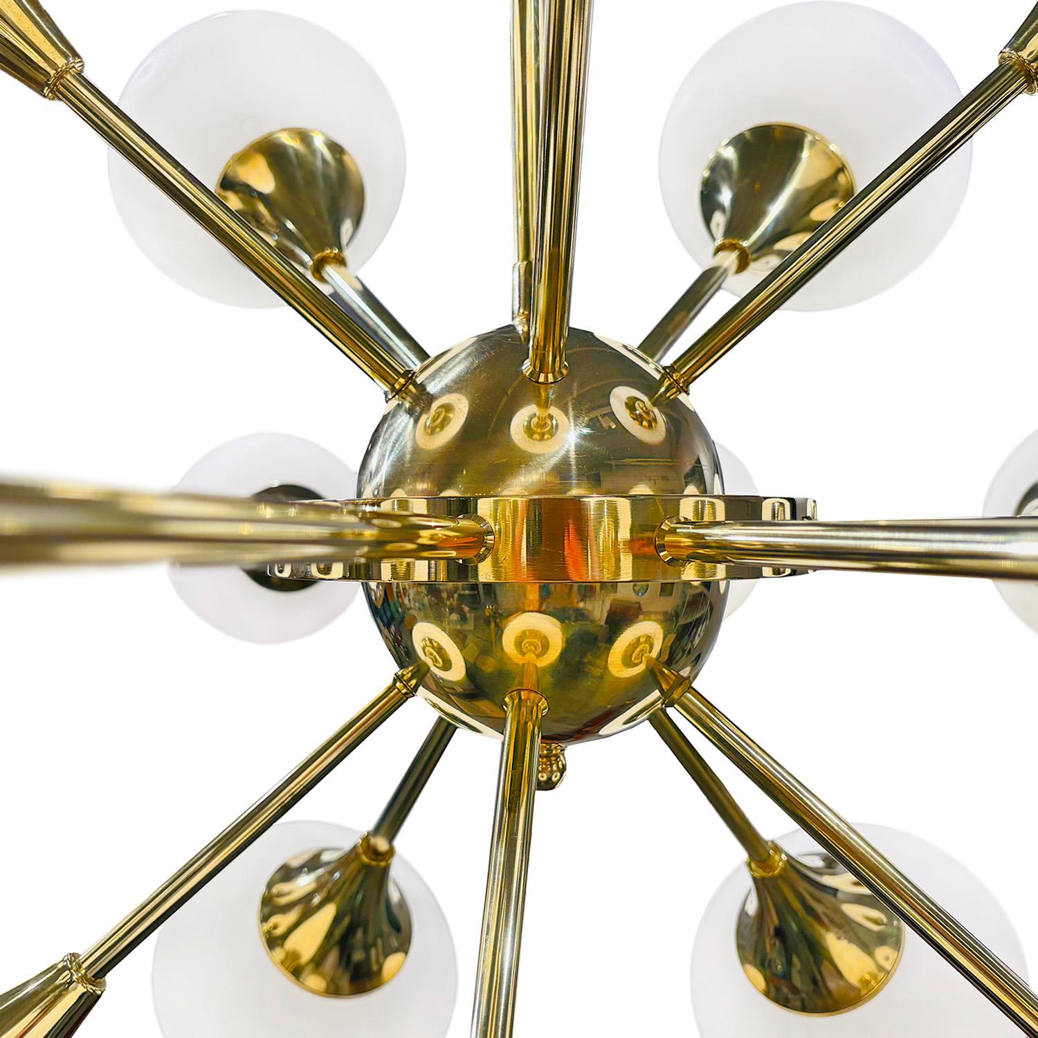 20ième siècle Lustre en verre opalin moderne italien du 20e siècle attribué à Stilnovo en vente