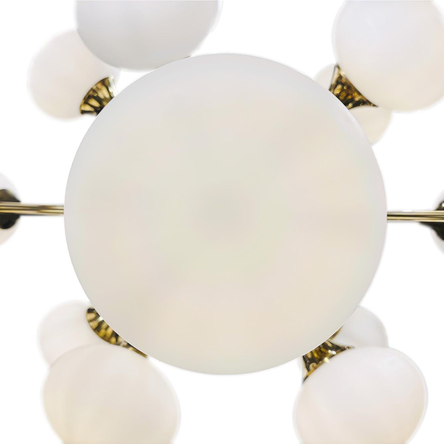 Métal Lustre en verre opalin moderne italien du 20e siècle attribué à Stilnovo en vente