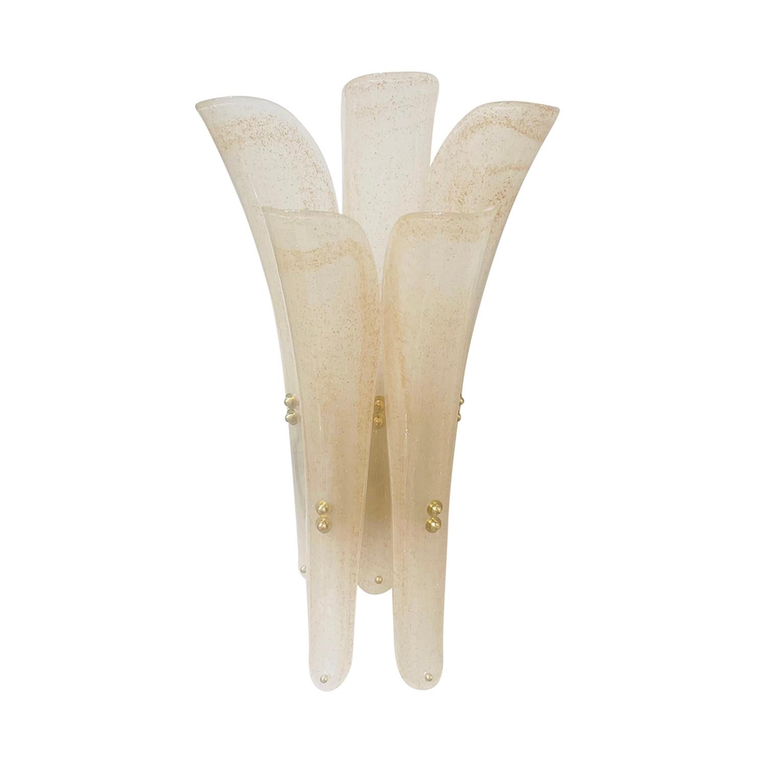 Ein italienisches Paar Tulpen-Wandapplikationen aus mundgeblasenem farbigem Murano-Glas, in gutem Zustand, aus der Mitte des Jahrhunderts. Die leicht geräucherten Leuchter sind mit vielen verschiedenen Goldplättchen verziert, die durch zwei kurze