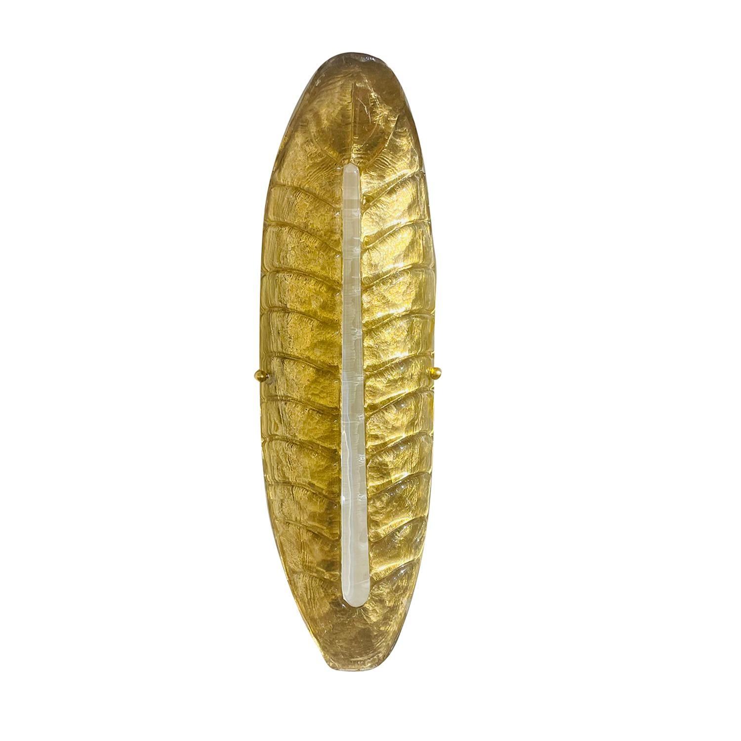 Ein Paar italienische Wandleuchten aus mundgeblasenem Murano-Glas Oro Sommerso aus der Mitte des Jahrhunderts, in gutem Zustand. Die detaillierten Rippenapplikationen werden in der Mitte durch weißes Pulegoso-Glas hervorgehoben, das von einem Rahmen