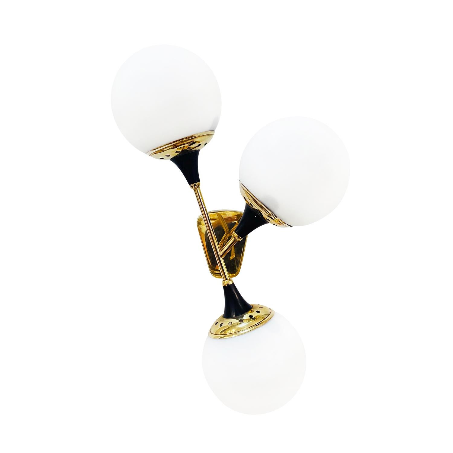Ein Vintage Mid-Century modernes italienisches Paar Wandlampen, Leuchten aus handgefertigtem poliertem Messing entworfen und hergestellt von Stilnovo, in gutem Zustand. Jede der detailliert gestalteten Applikationen wird durch drei mattierte