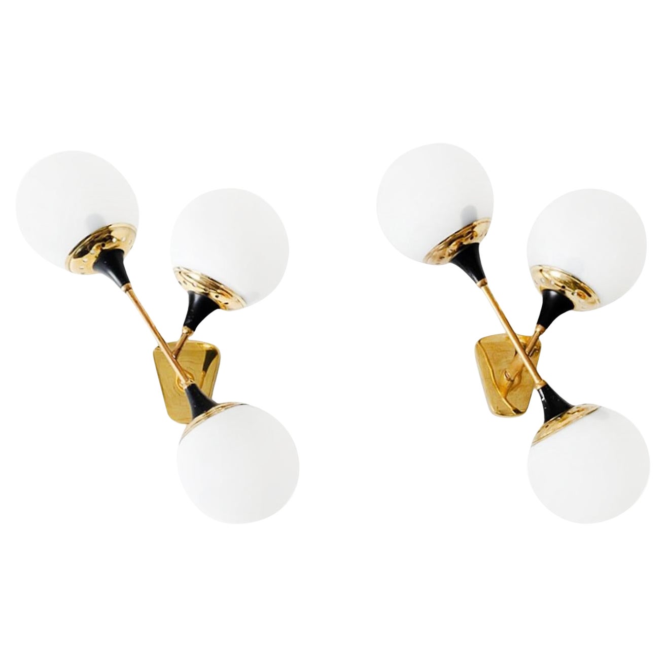 Coppia di lampade da parete in vetro opalino vintage del 20° secolo di Stilnovo