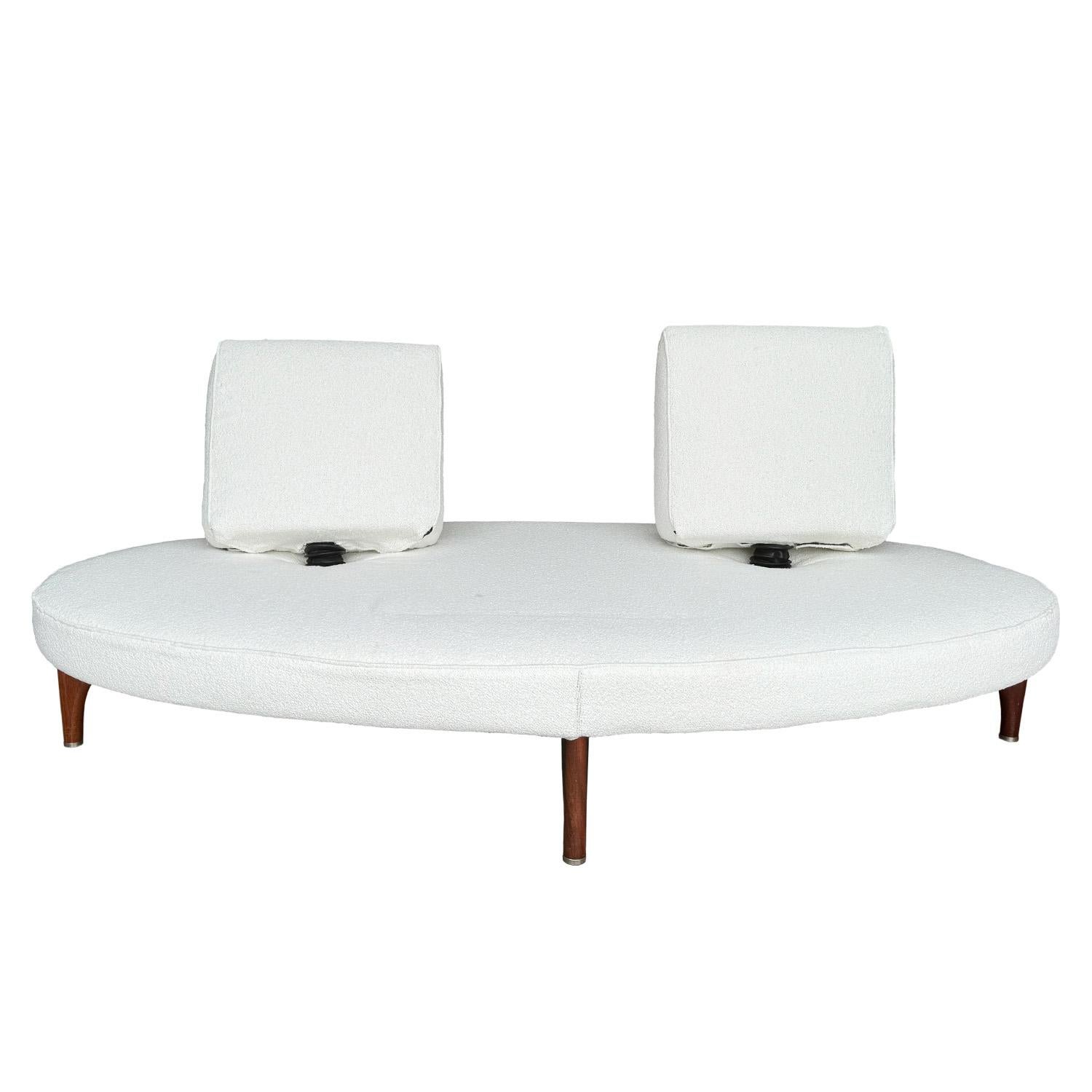 Un divano a due posti scultoreo e vintage del Mid-Century modern italiano in noce lavorato a mano, in buone condizioni. Il dettagliato divanetto a forma di demi-lune è composto da due cuscini regolabili e flessibili per lo schienale che sono