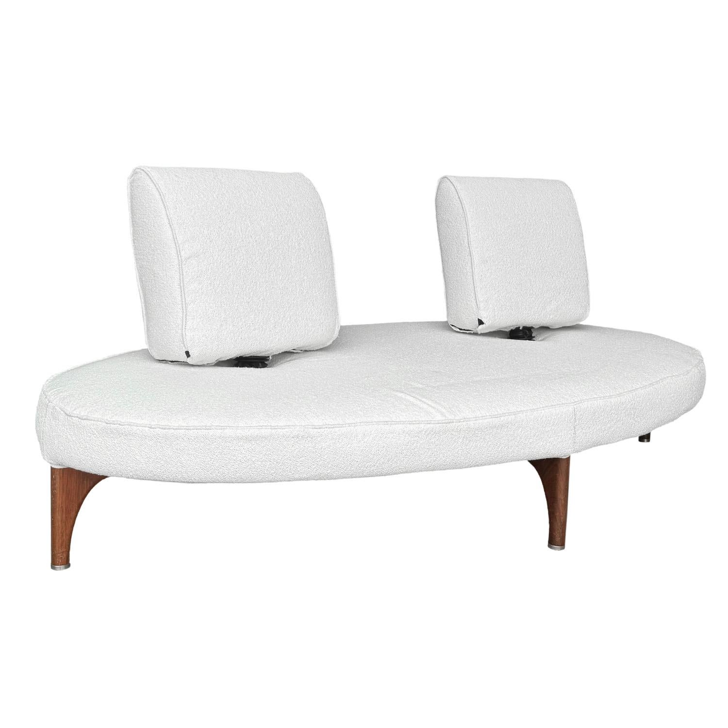 Mid-Century moderno Divano a due posti scultoreo moderno del XX secolo - Divano in noce vintage in vendita