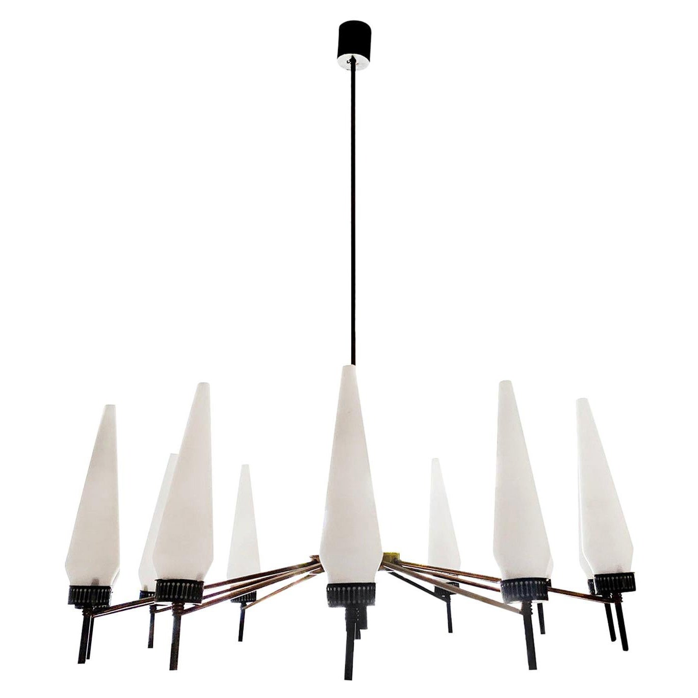 Lampadario moderno italiano del 20° secolo a dodici bracci in ottone e vetro opalino