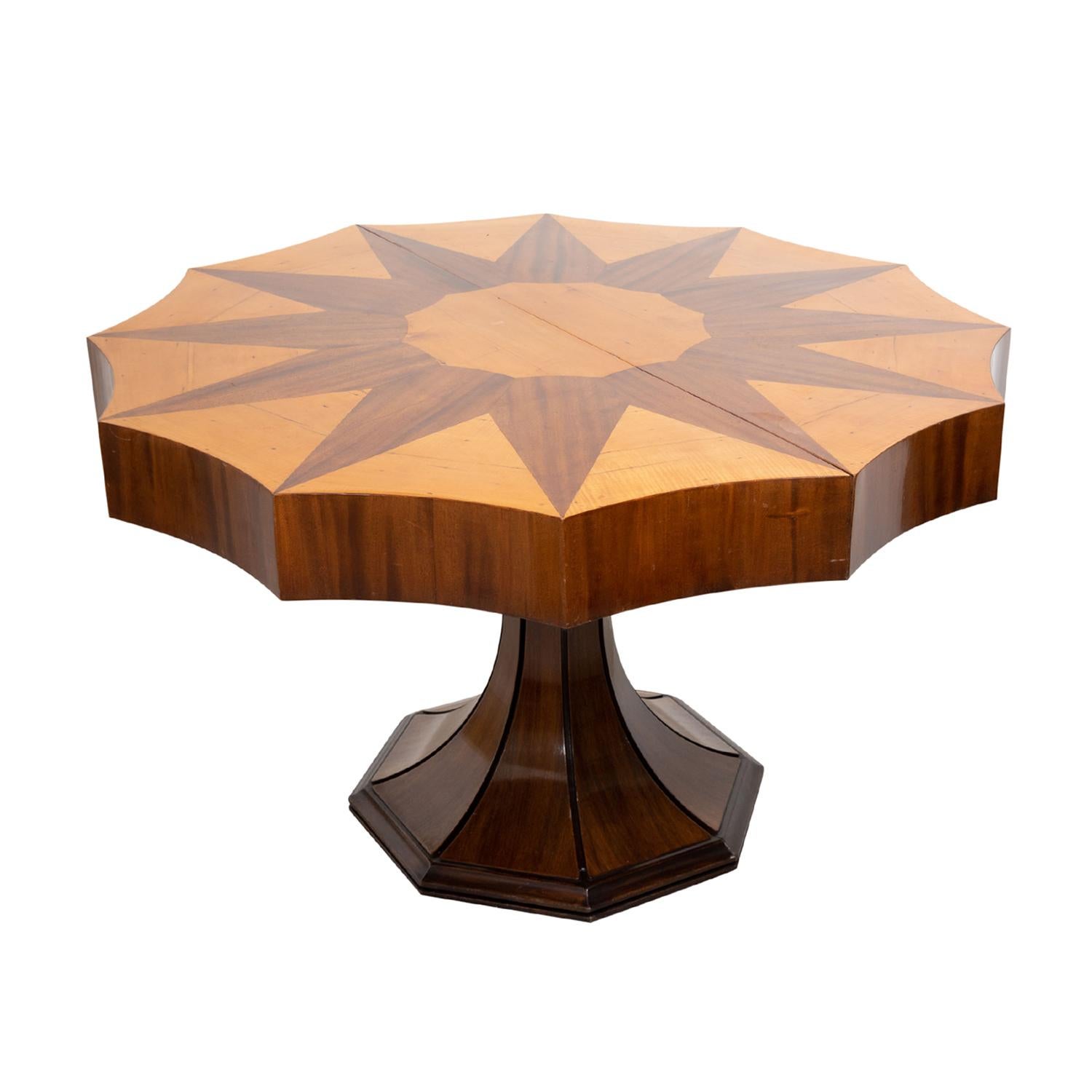 Tavolo da salotto italiano vintage del Mid-Century modern in noce lucidato a gommalacca e parzialmente impiallacciato, in buone condizioni. Il tavolo centrale è sostenuto da una gamba scultorea che poggia su una base rotonda in legno. Il piano ad