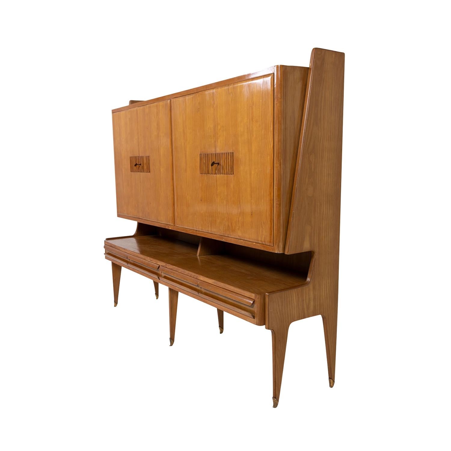 Sculpté à la main Armoire moderne italienne du 20ème siècle, buffet vintage d'Osvaldo Borsani en vente