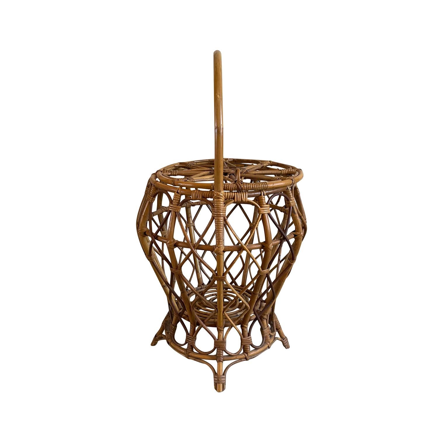 Un portaombrelli italiano vintage di metà secolo moderno, realizzato in vimini e bambù lavorato a mano nello stile di Franco Albini, in buone condizioni. Usura coerente con l'età e l'uso. Circa 1950 - 1960, Italia.