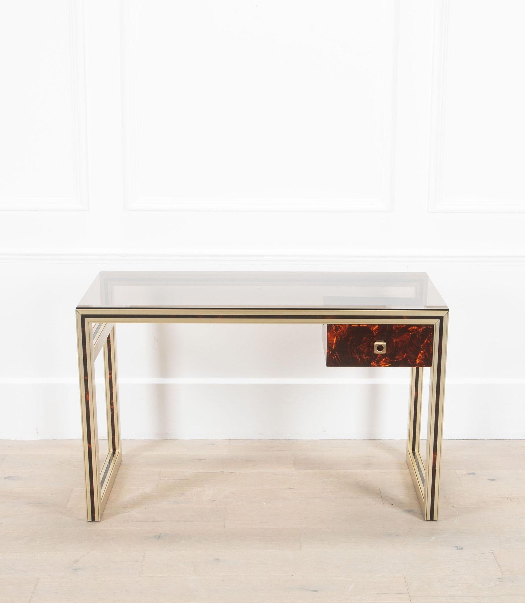 Table à écrire italienne du 20e siècle de forme simple et moderniste.
Tiroir et garniture en lucite écaille et plateau en verre fumé.