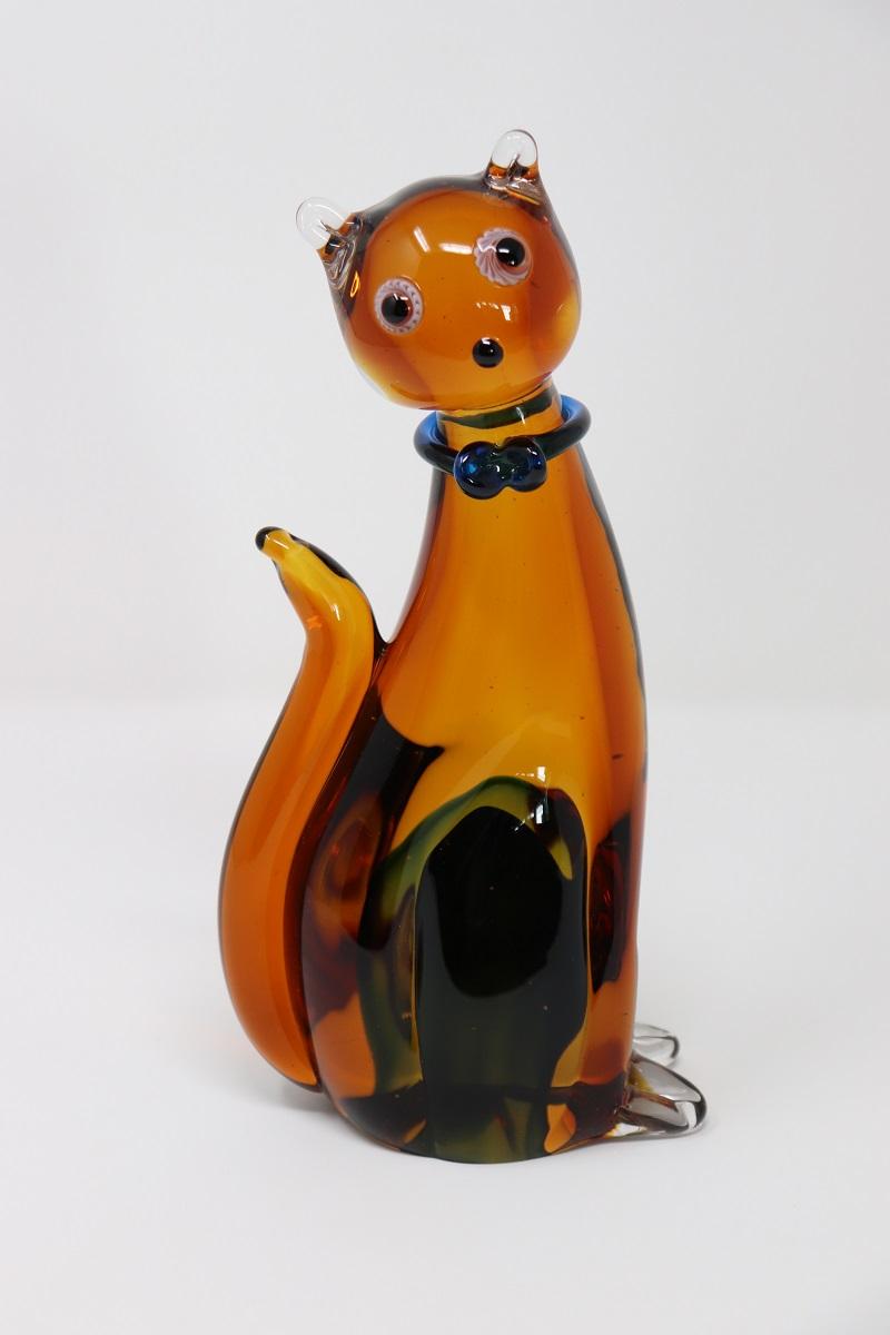 Questa scultura in vetro di Murano raffigurante un gatto esemplifica la brillantezza artistica e la meticolosa maestria che caratterizzano l'alta lavorazione del vetro di Murano. Il sorprendente colore primario arancione ambrato del pezzo,